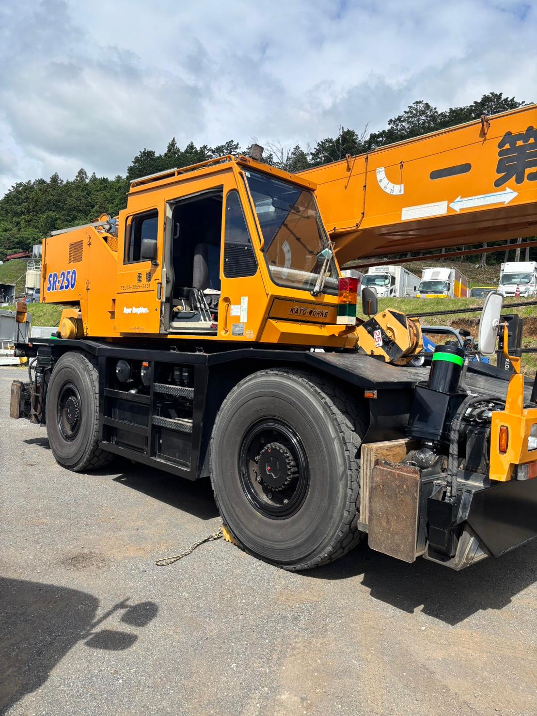 1992 KATO SR-250 25-Ton Rough Terrain Crane for export from Japan
