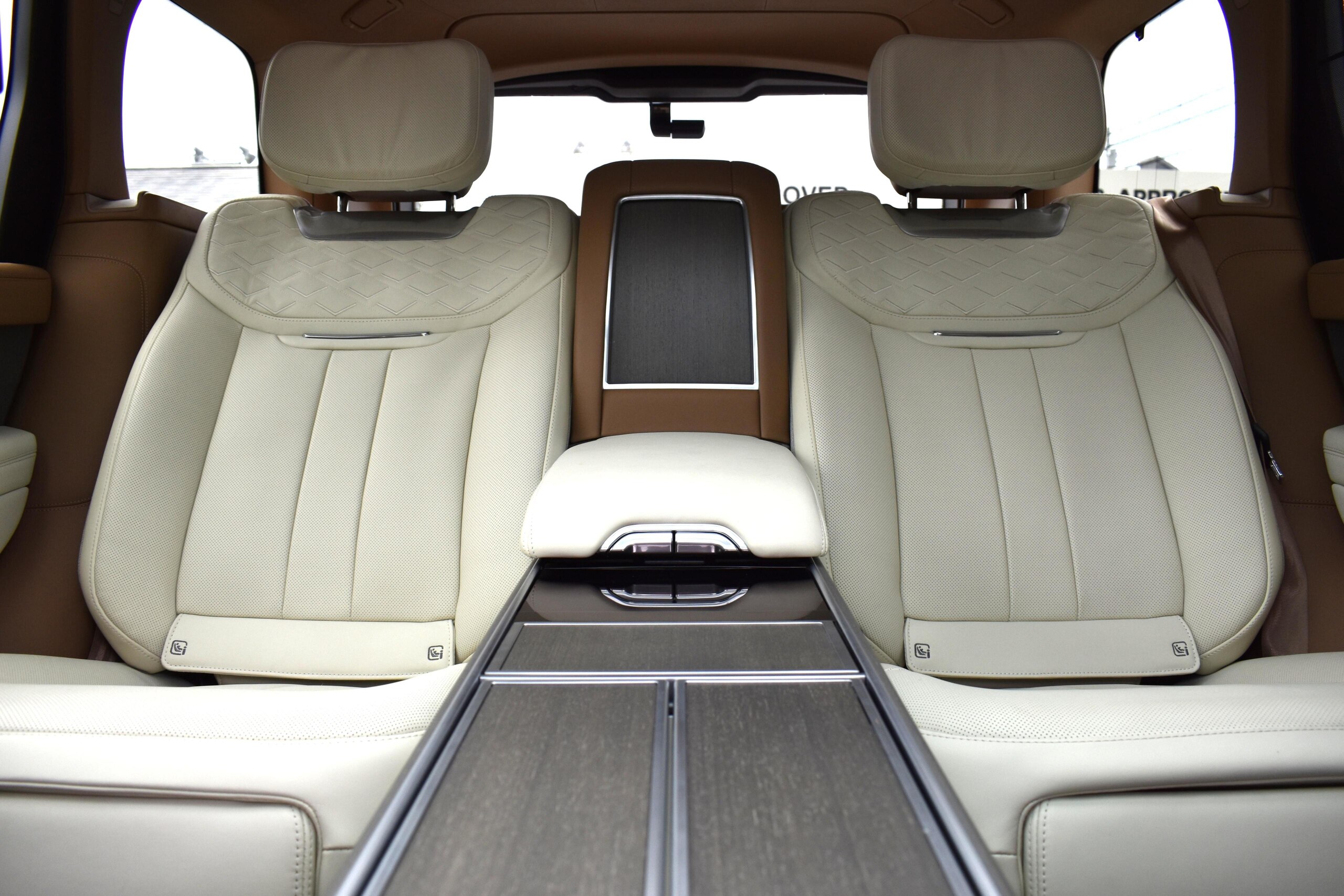 2024 Land Rover Range Rover SV Signature Suite 4.4L P615 Long Wheelbase 4WD for export from Japan
