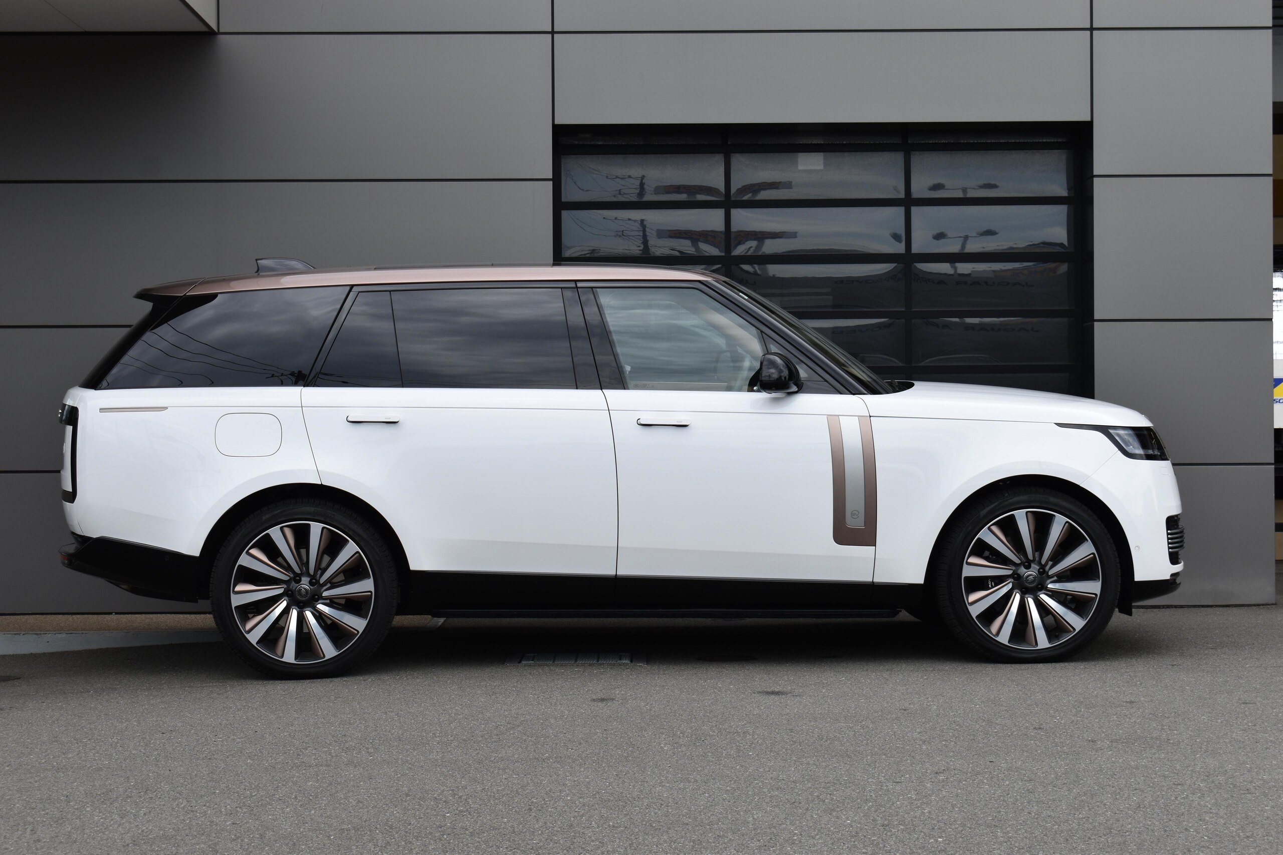 2024 Land Rover Range Rover SV Signature Suite 4.4L P615 Long Wheelbase 4WD for export from Japan