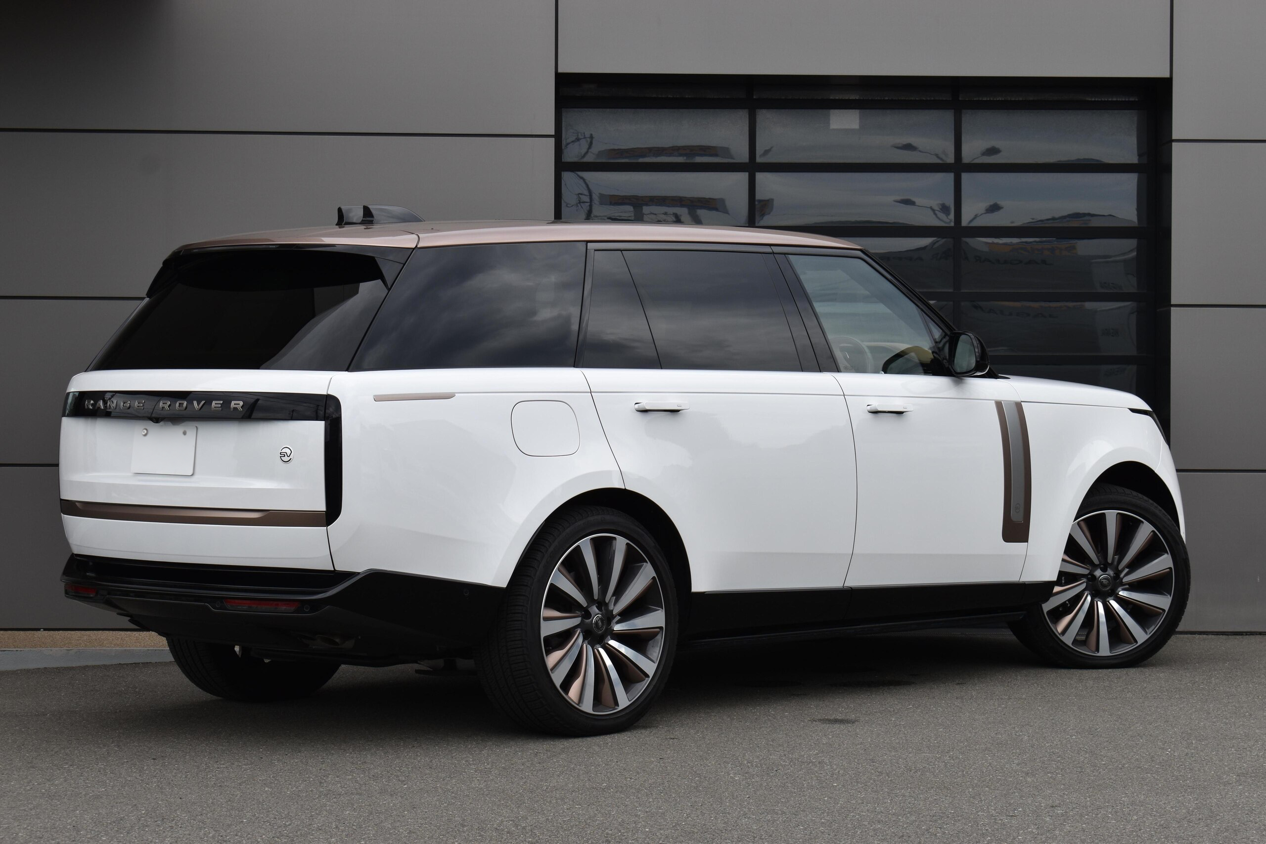 2024 Land Rover Range Rover SV Signature Suite 4.4L P615 Long Wheelbase 4WD for export from Japan