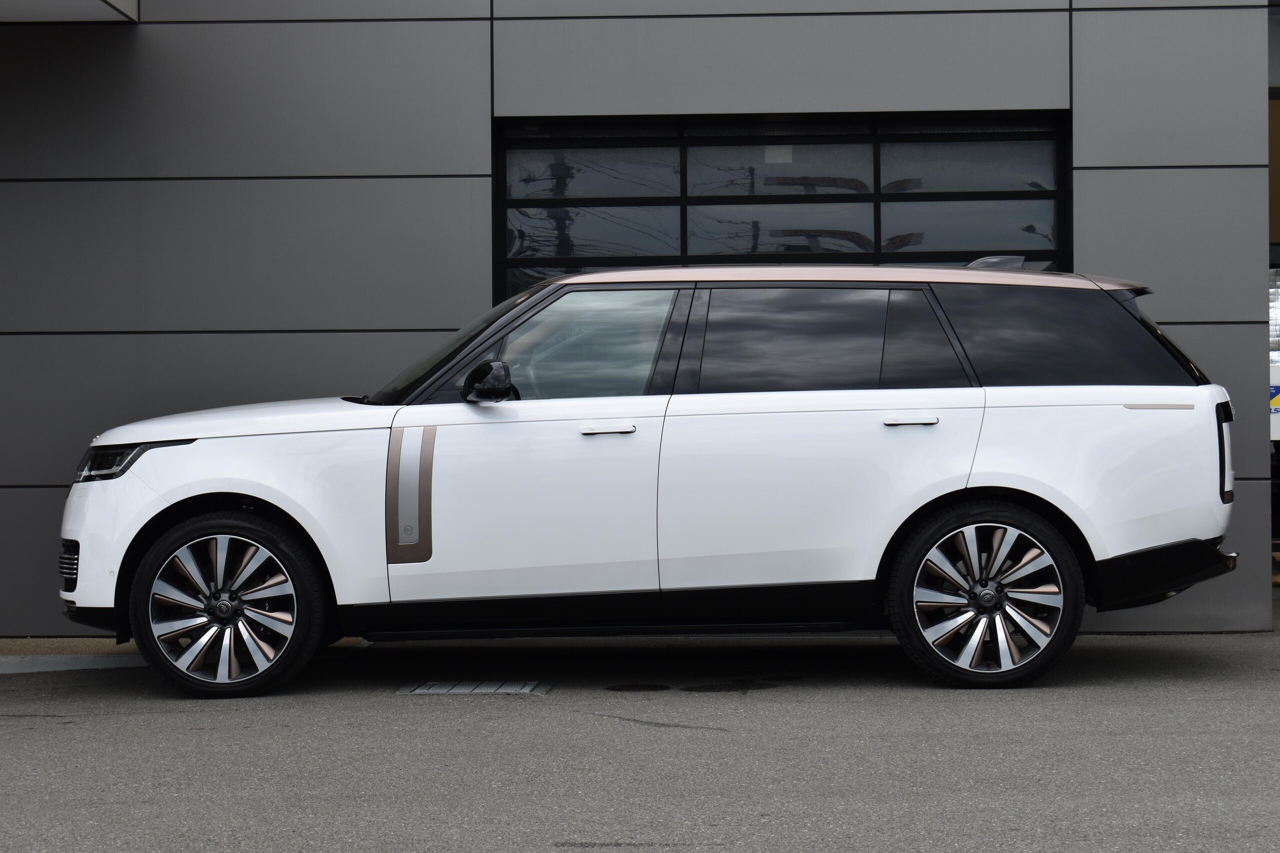 2024 Land Rover Range Rover SV Signature Suite 4.4L P615 Long Wheelbase 4WD for export from Japan