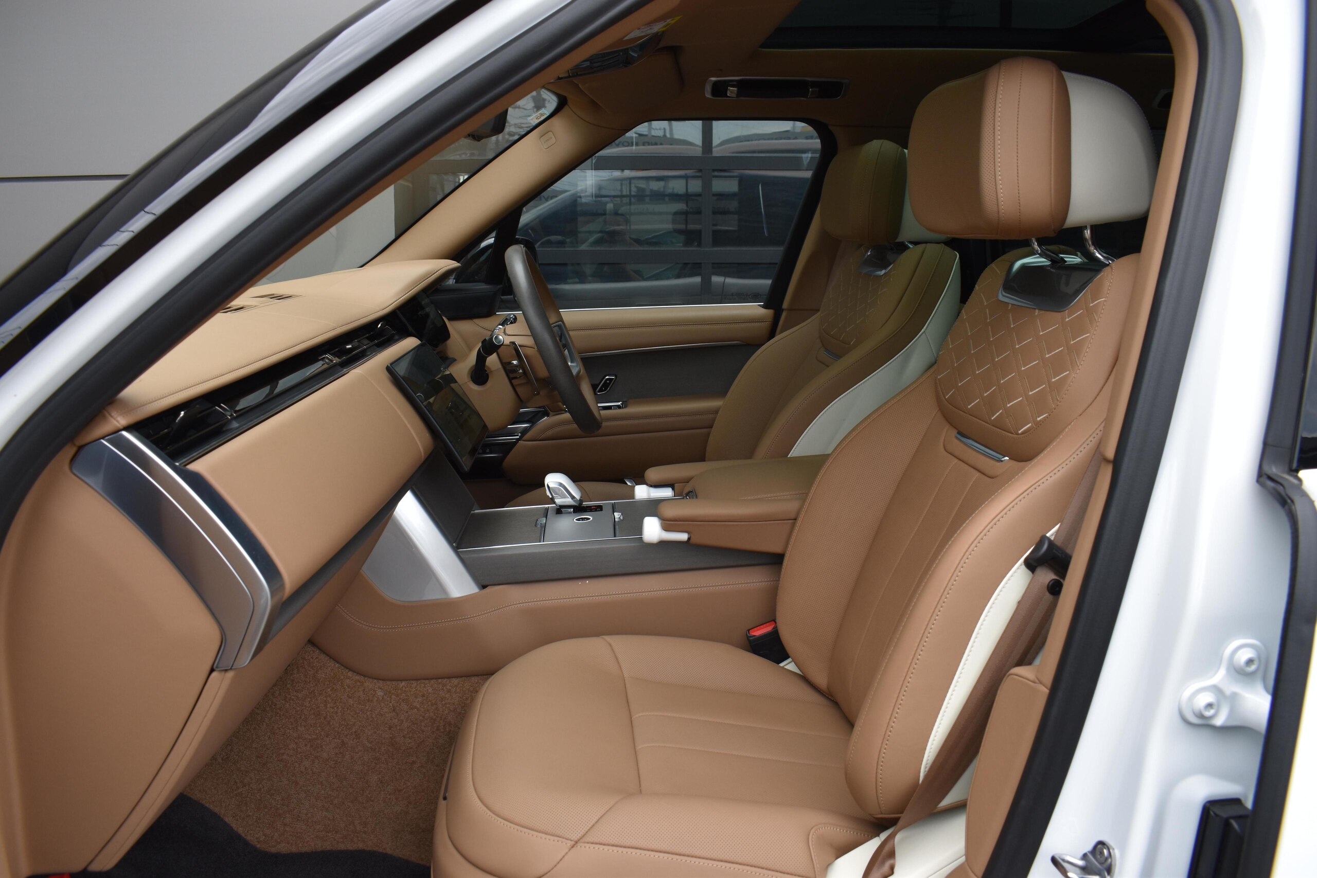 2024 Land Rover Range Rover SV Signature Suite 4.4L P615 Long Wheelbase 4WD for export from Japan