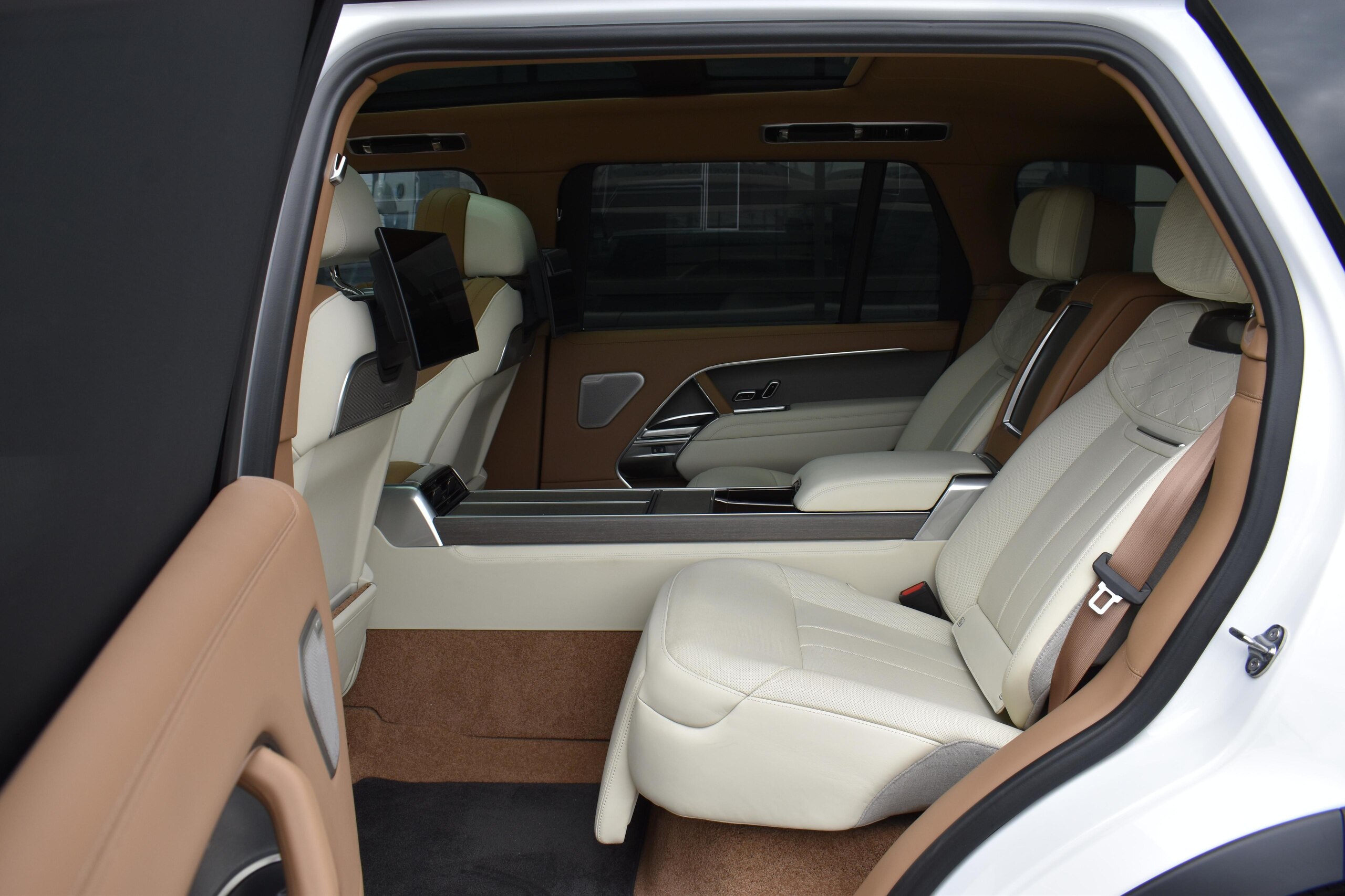 2024 Land Rover Range Rover SV Signature Suite 4.4L P615 Long Wheelbase 4WD for export from Japan