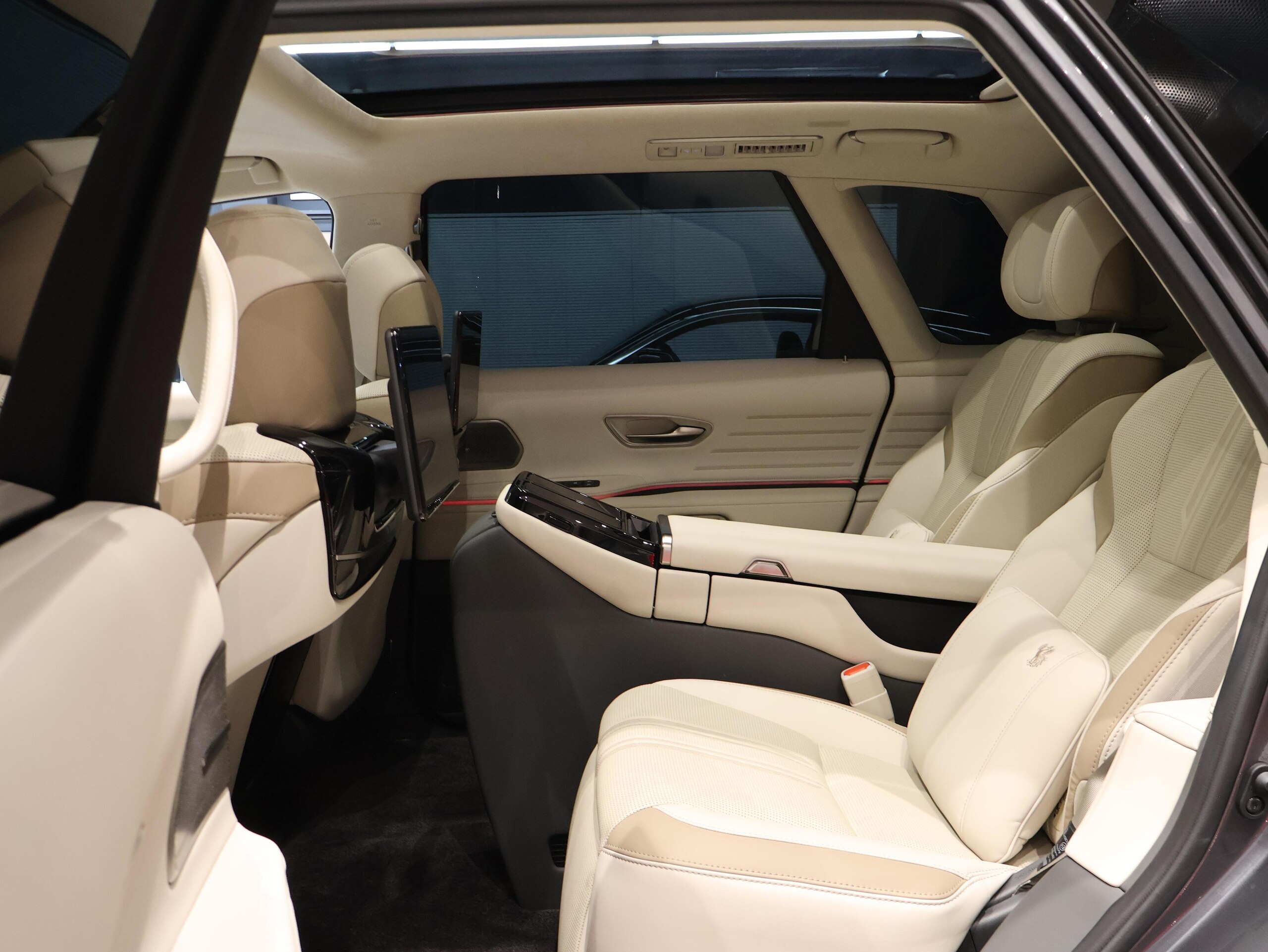 2025 Toyota Century SUV 3.5L Plug-in Hybrid 4WD 4-Seater for export from Japan