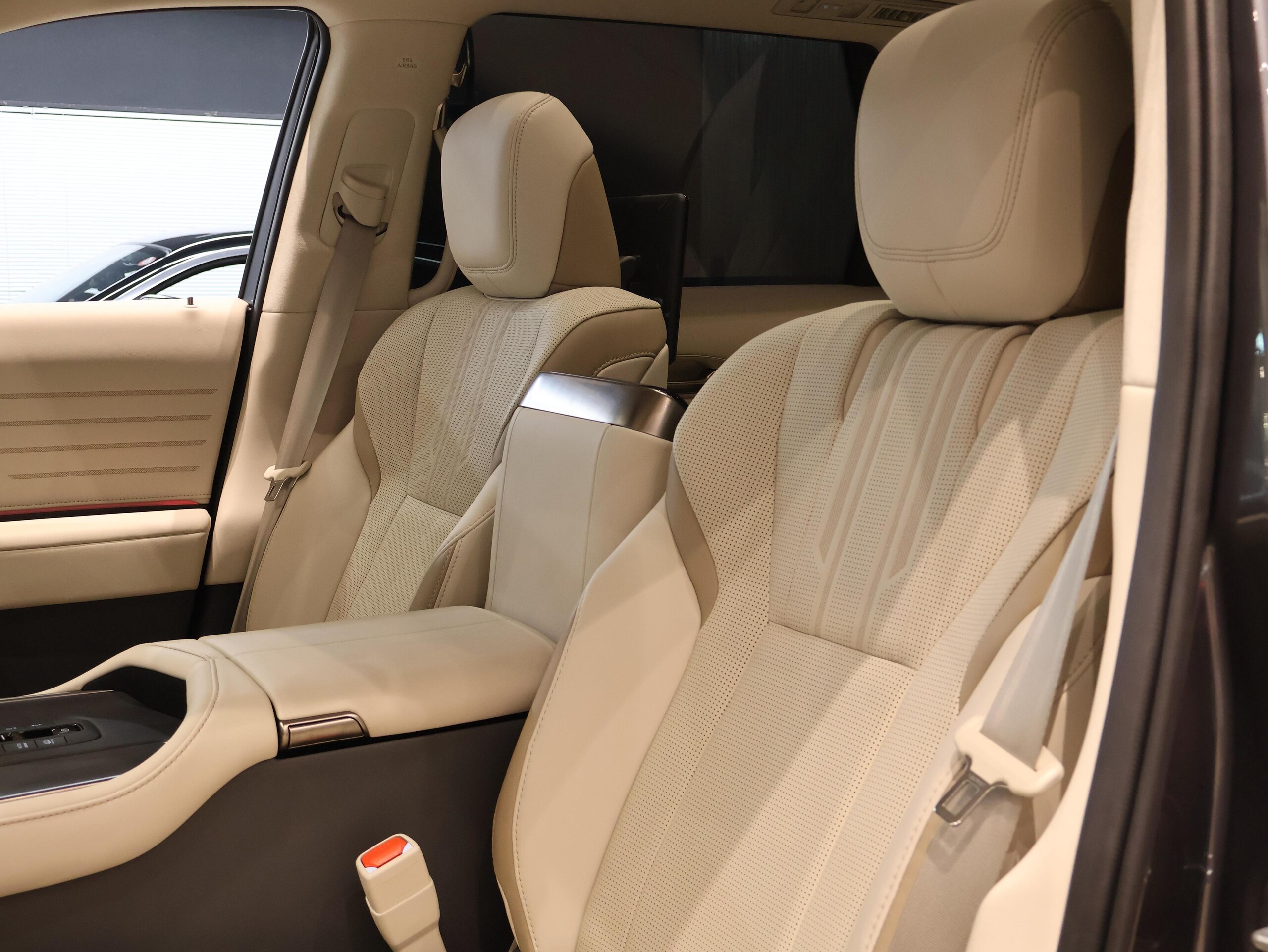 2025 Toyota Century SUV 3.5L Plug-in Hybrid 4WD 4-Seater for export from Japan