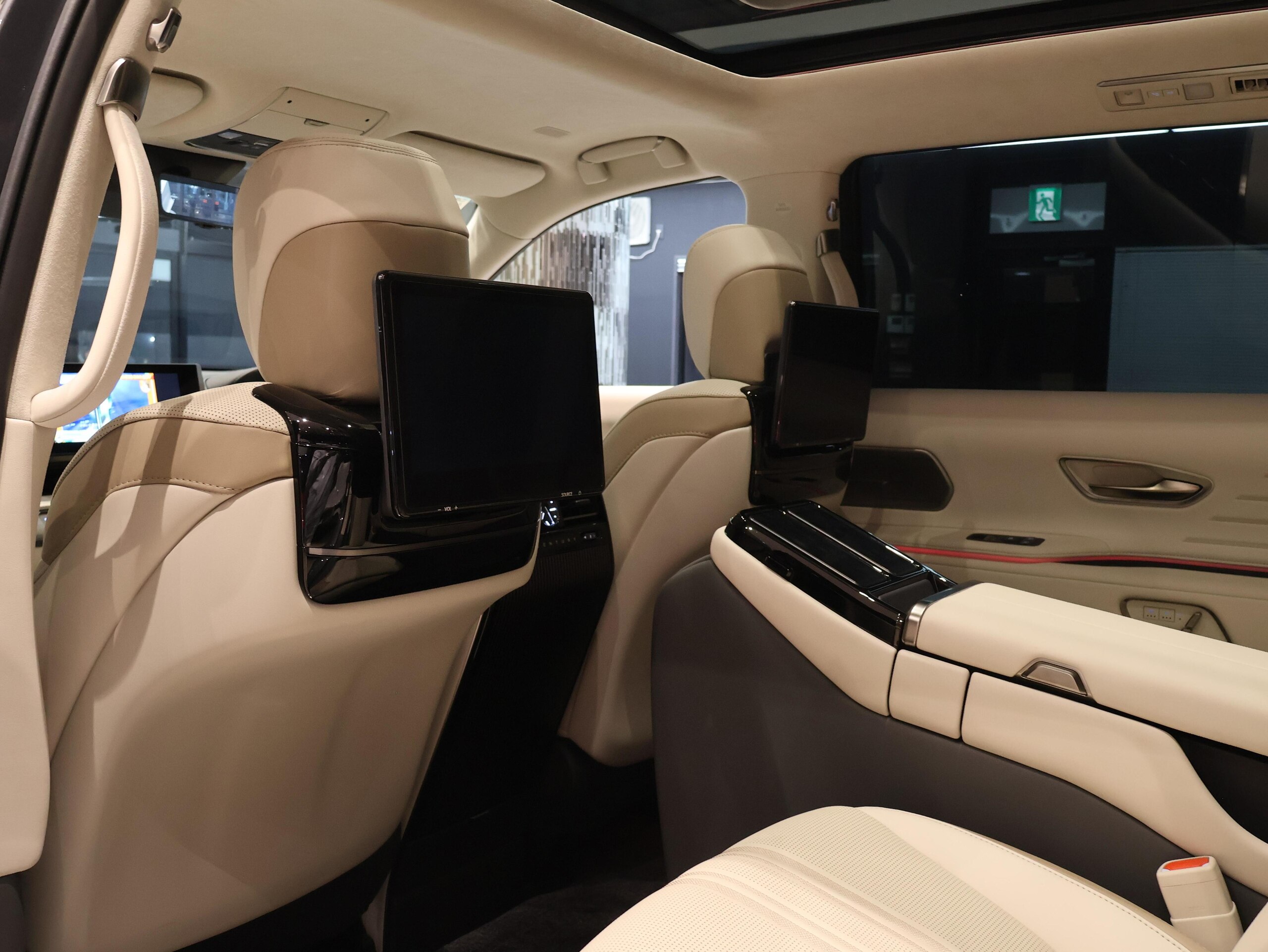 2025 Toyota Century SUV 3.5L Plug-in Hybrid 4WD 4-Seater for export from Japan