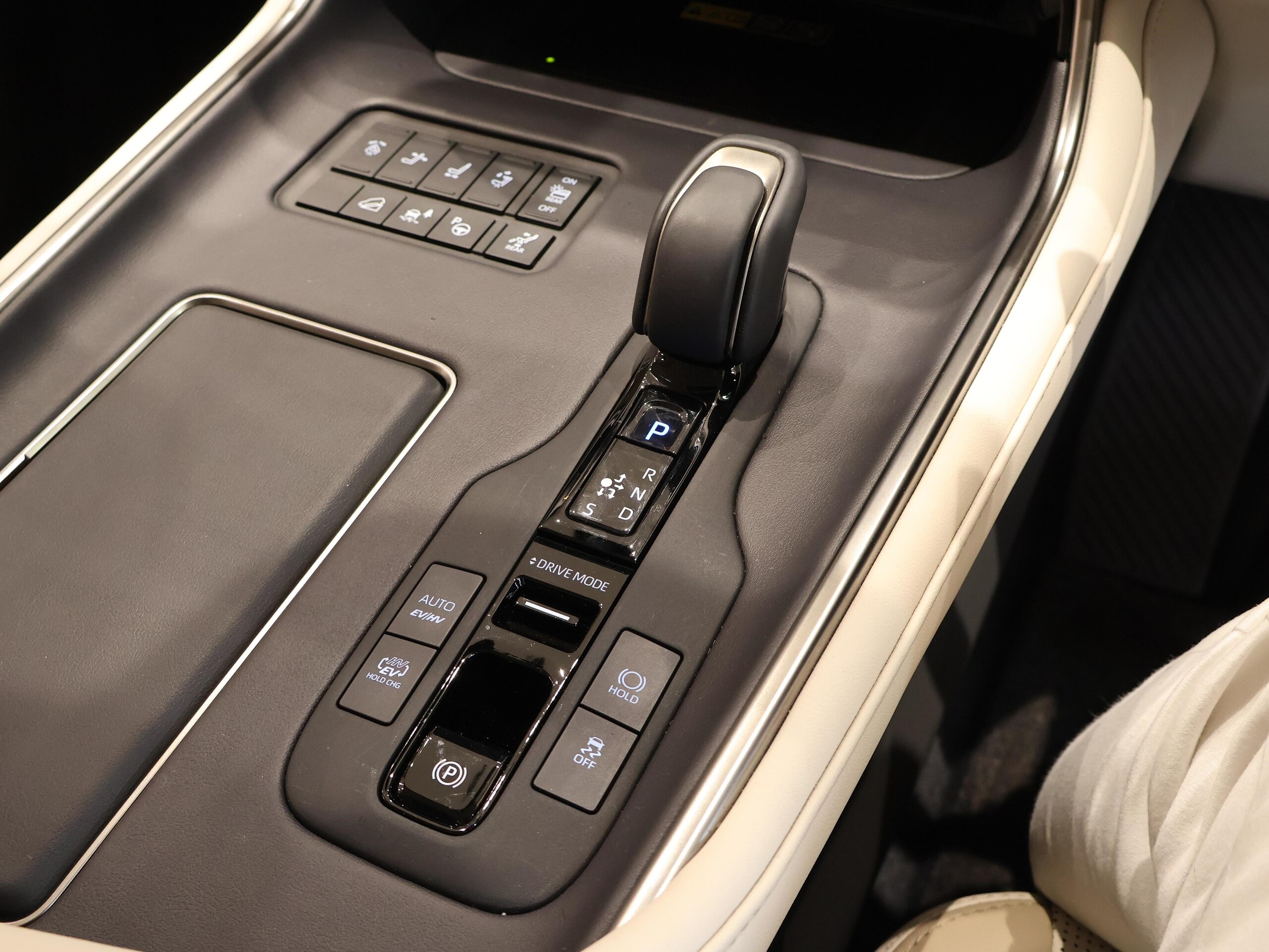 2025 Toyota Century SUV 3.5L Plug-in Hybrid 4WD 4-Seater for export from Japan