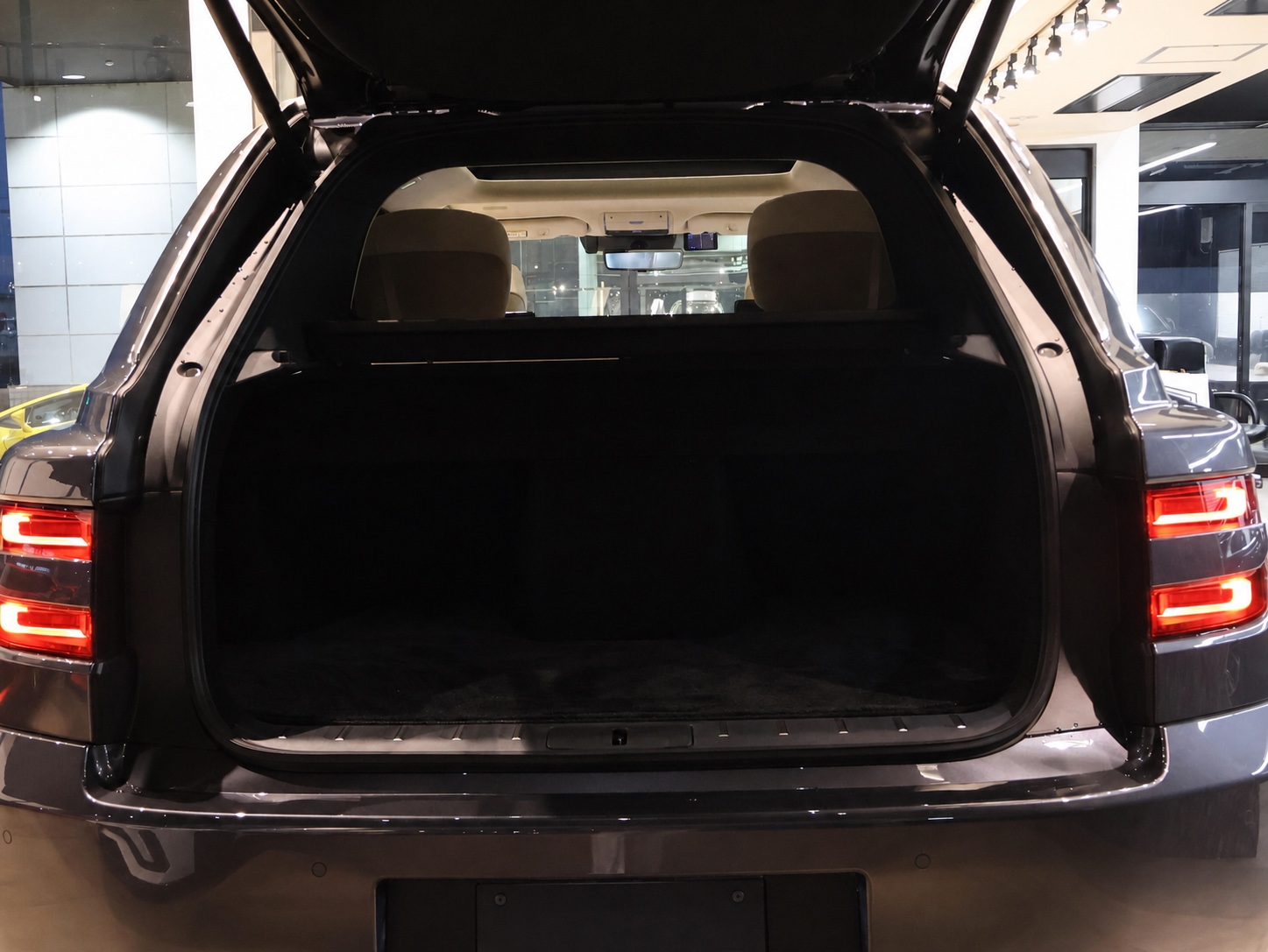 2025 Toyota Century SUV 3.5L Plug-in Hybrid 4WD 4-Seater for export from Japan