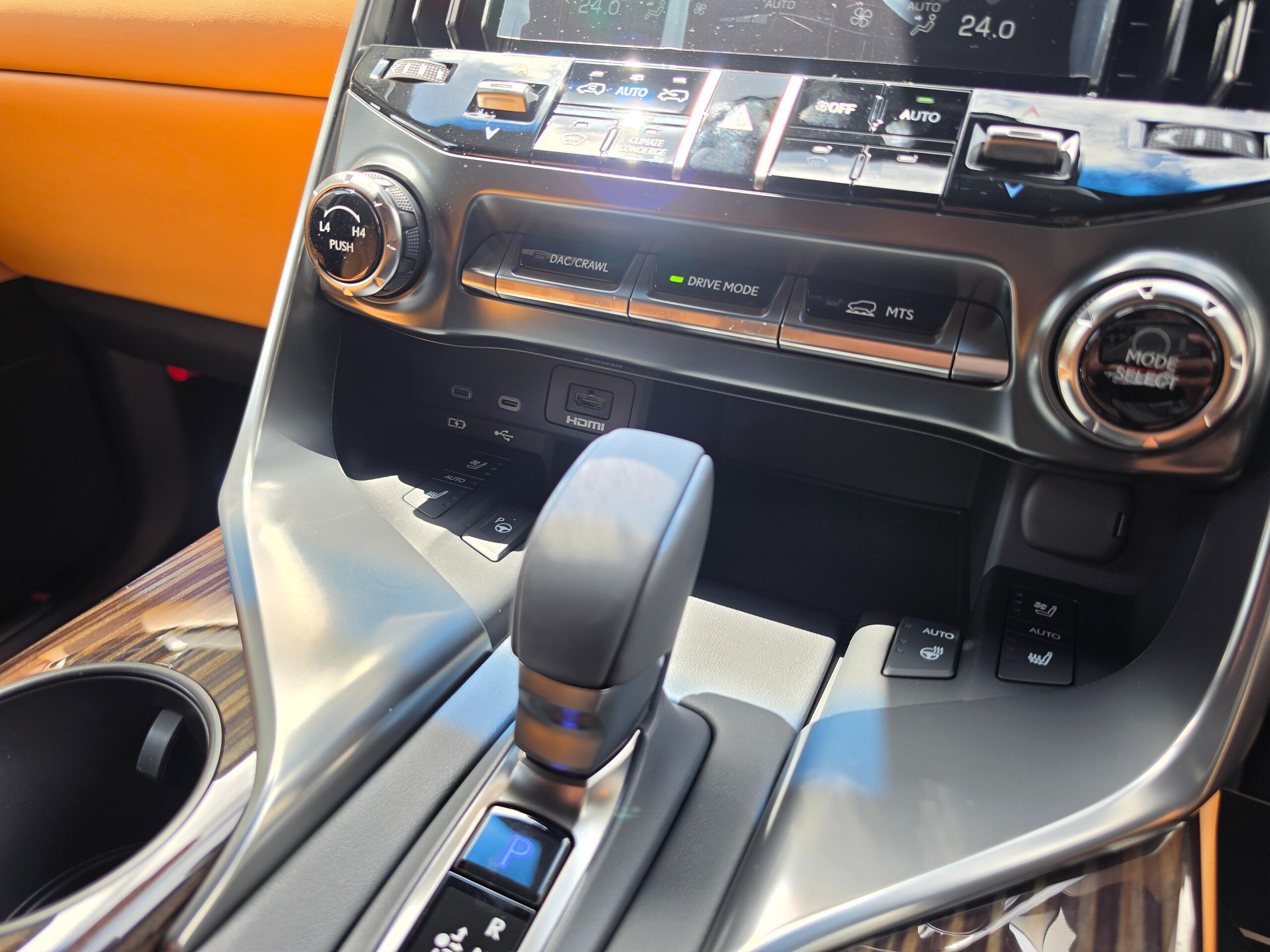 2026 Lexus LX 700h 4WD / Rear Entertainment, Mark Levinson & Modellista for export from Japan