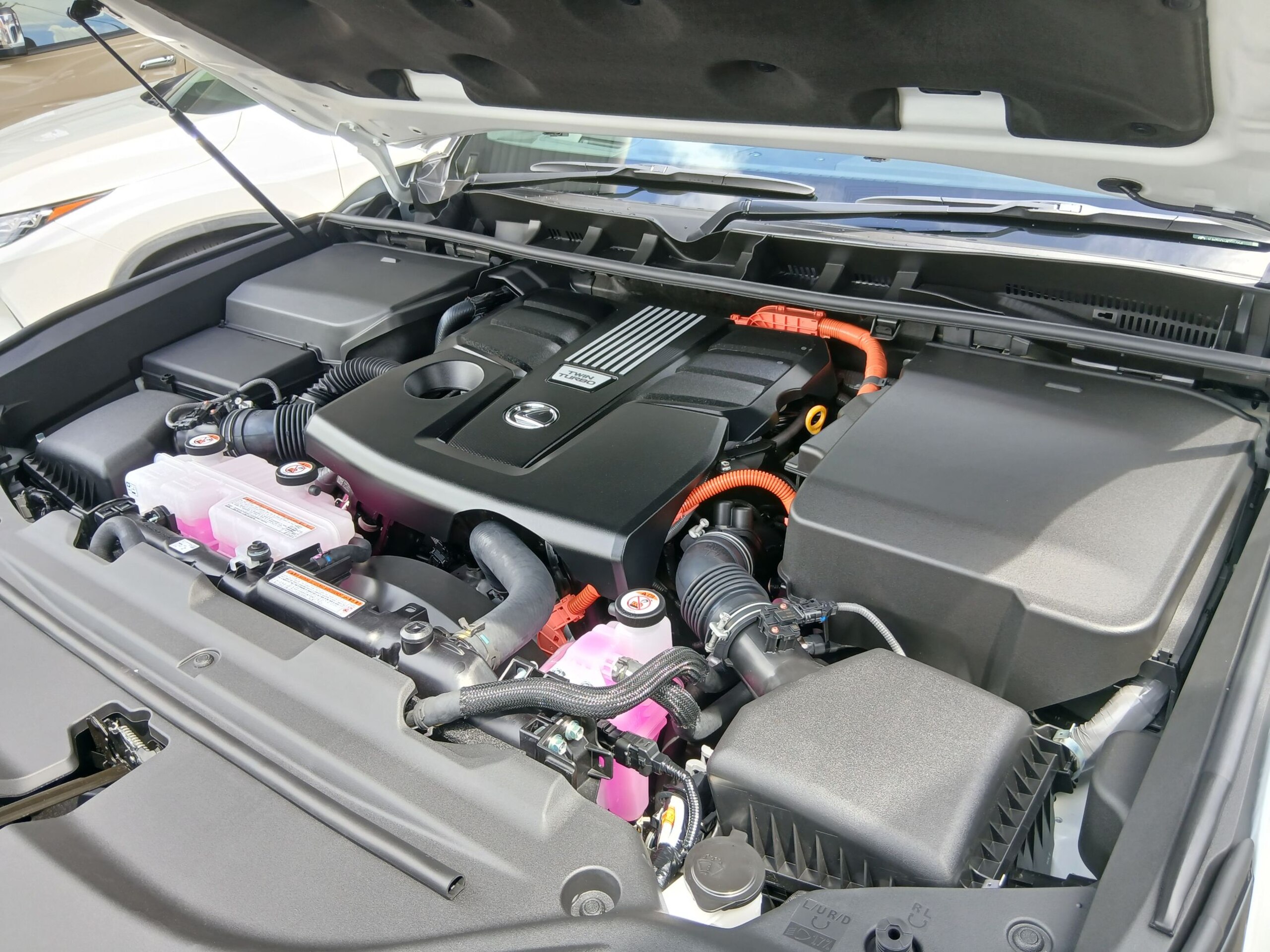 2026 Lexus LX 700h 4WD / Rear Entertainment, Mark Levinson & Modellista for export from Japan