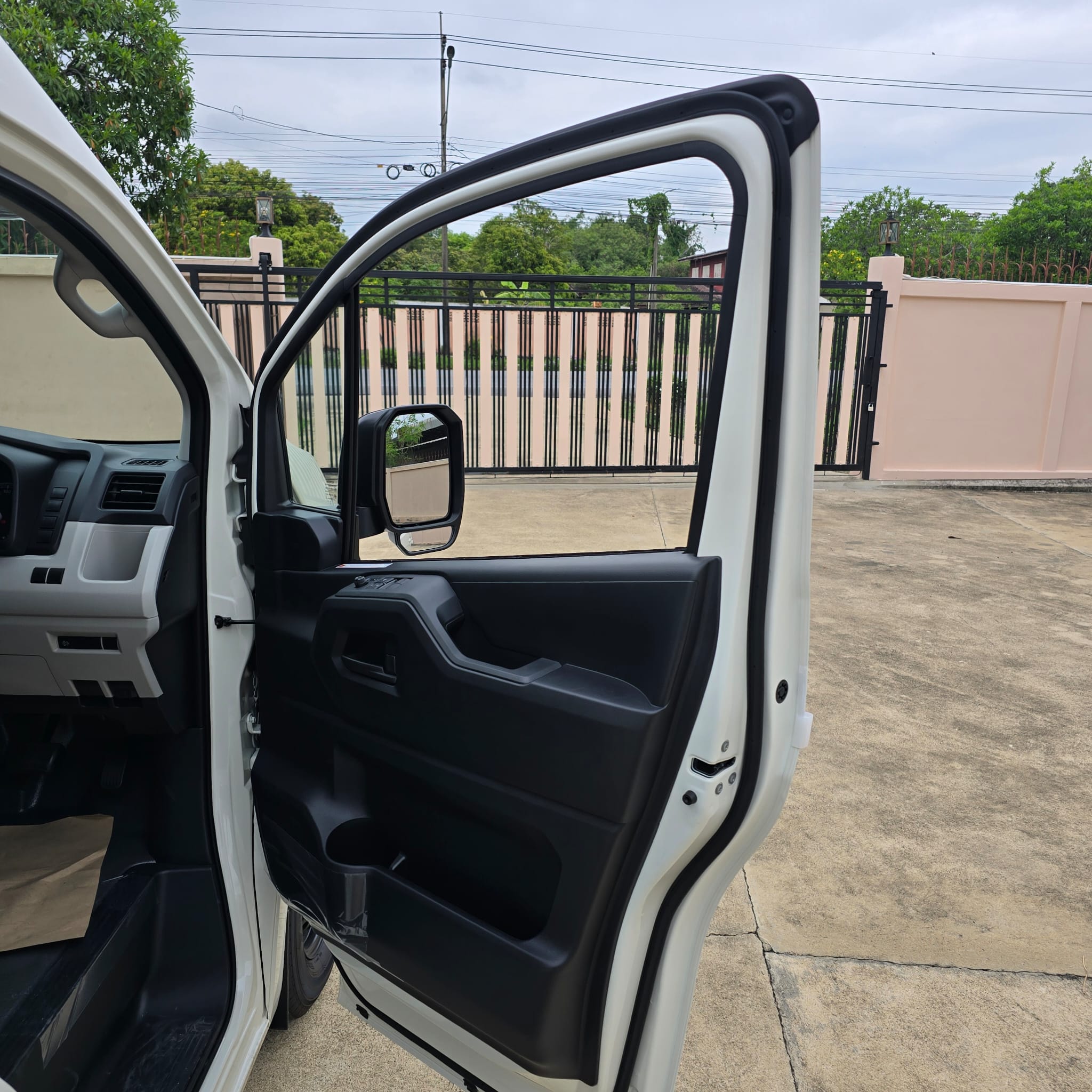 2026 Toyota Hiace Commuter 2.8 Diesel AT High Roof 15-Seater RHD for export from Japan