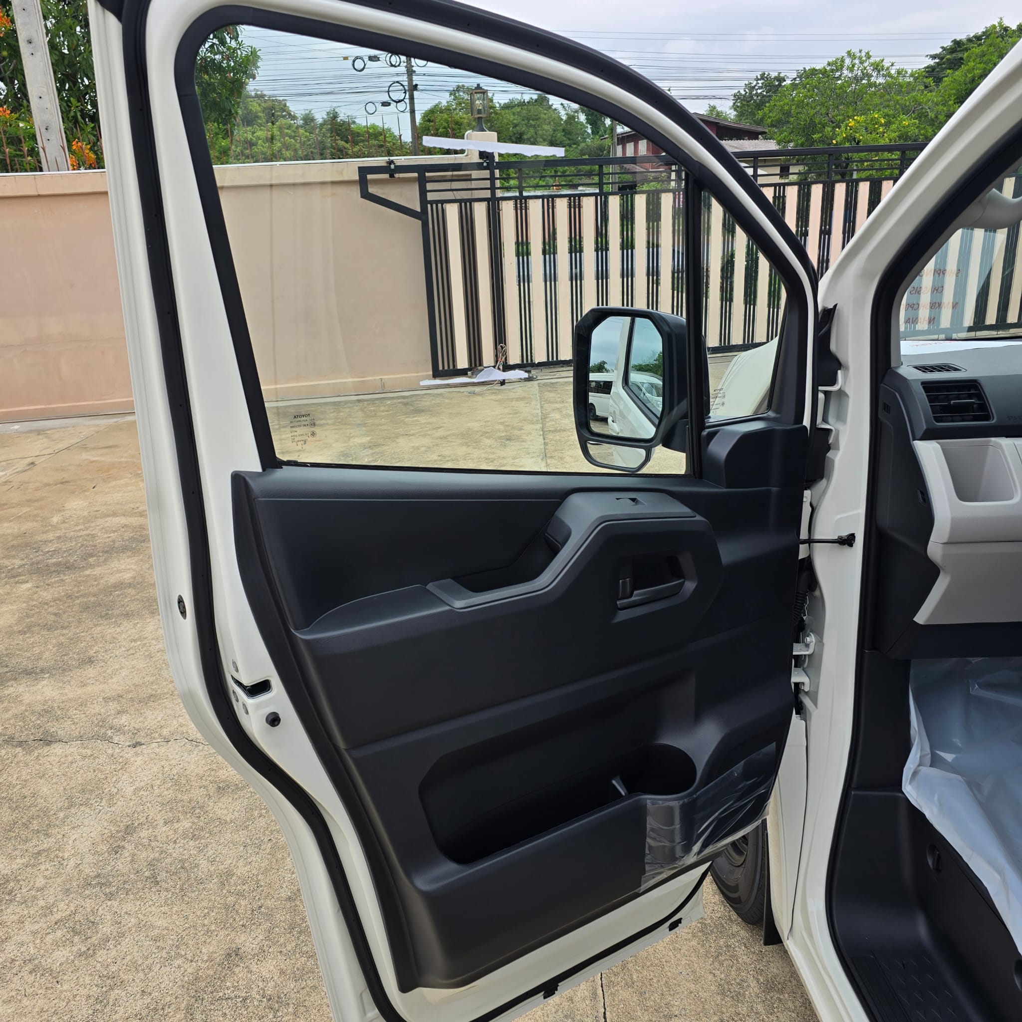 2026 Toyota Hiace Commuter 2.8 Diesel AT High Roof 15-Seater RHD for export from Japan