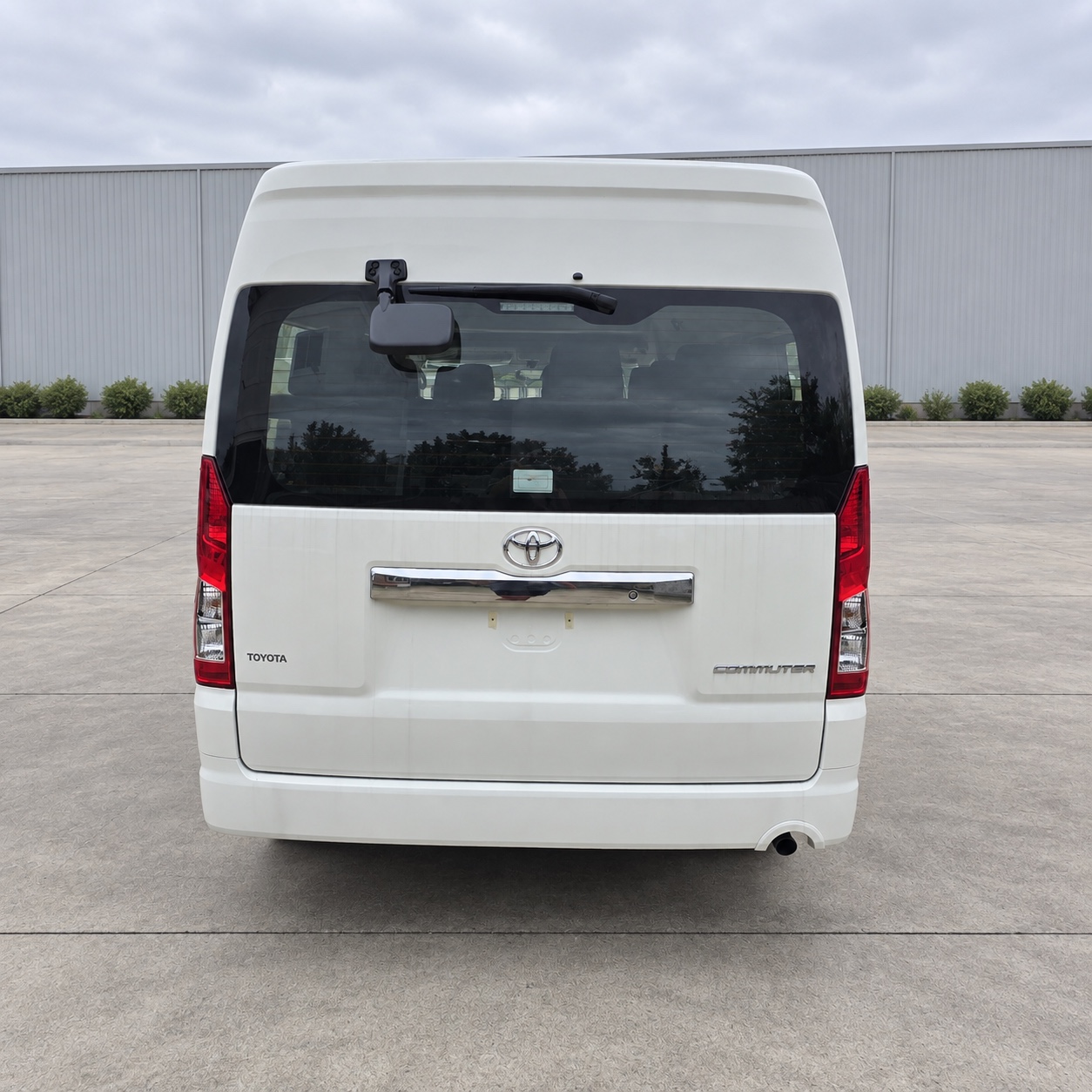 2026 Toyota Hiace Commuter 2.8 Diesel AT High Roof 15-Seater RHD for export from Japan