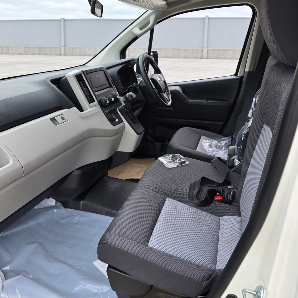 2026 Toyota Hiace Commuter 2.8 Diesel AT High Roof 15-Seater RHD for export from Japan