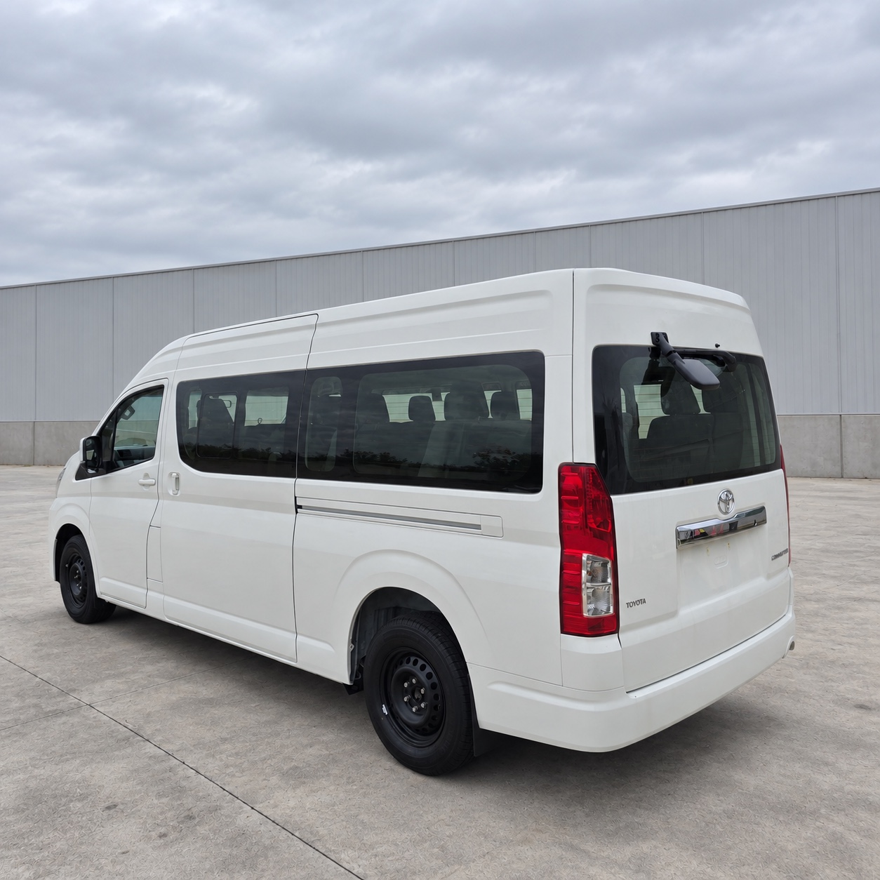 2026 Toyota Hiace Commuter 2.8 Diesel AT High Roof 15-Seater RHD for export from Japan