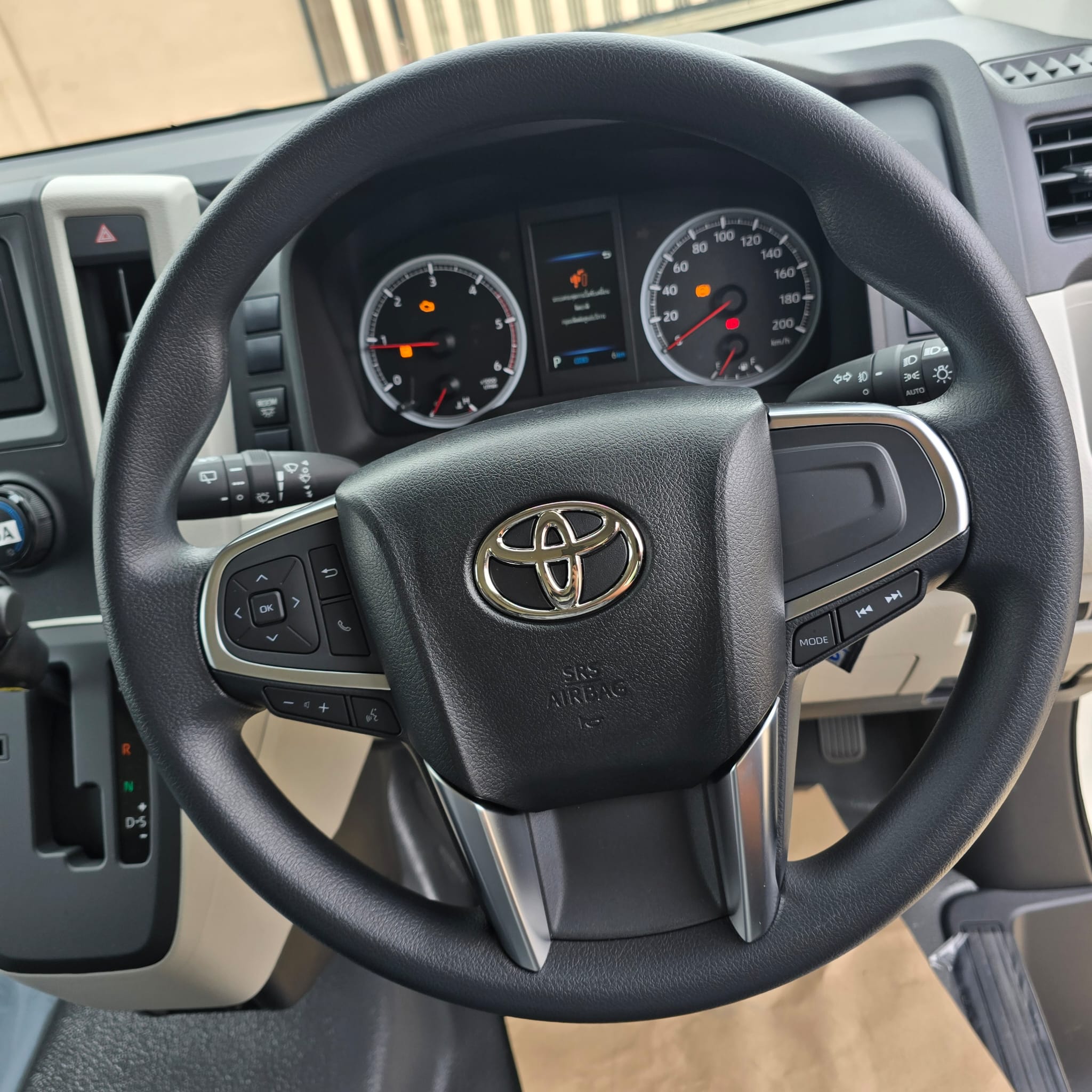 2026 Toyota Hiace Commuter 2.8 Diesel AT High Roof 15-Seater RHD for export from Japan