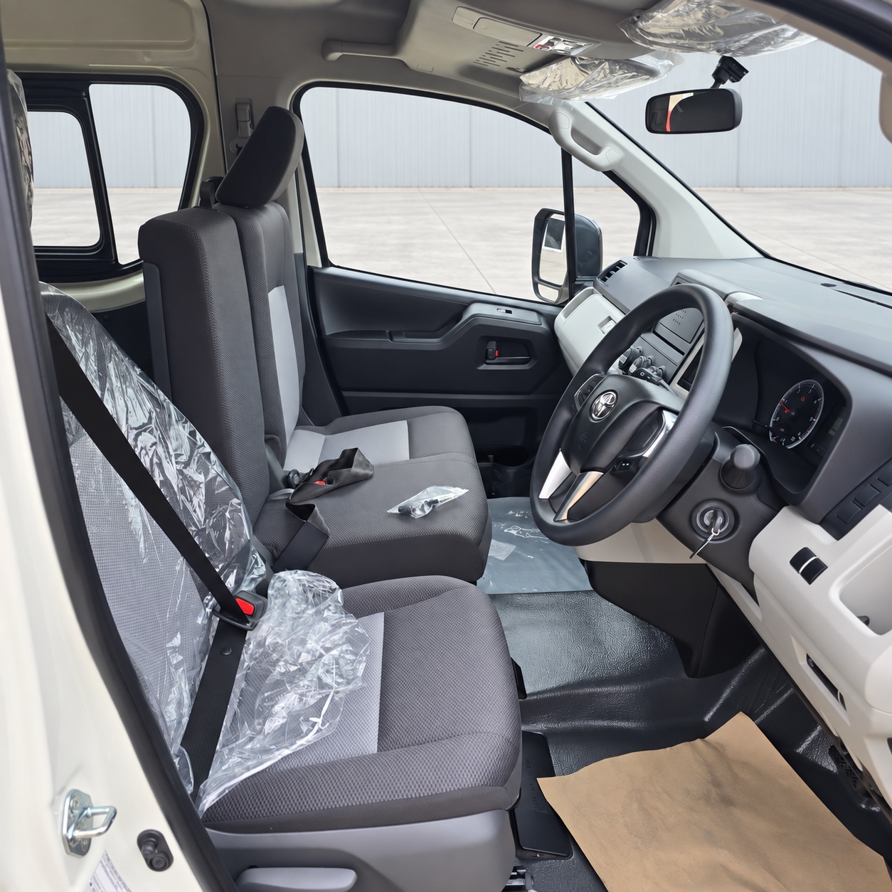 2026 Toyota Hiace Commuter 2.8 Diesel AT High Roof 15-Seater RHD for export from Japan