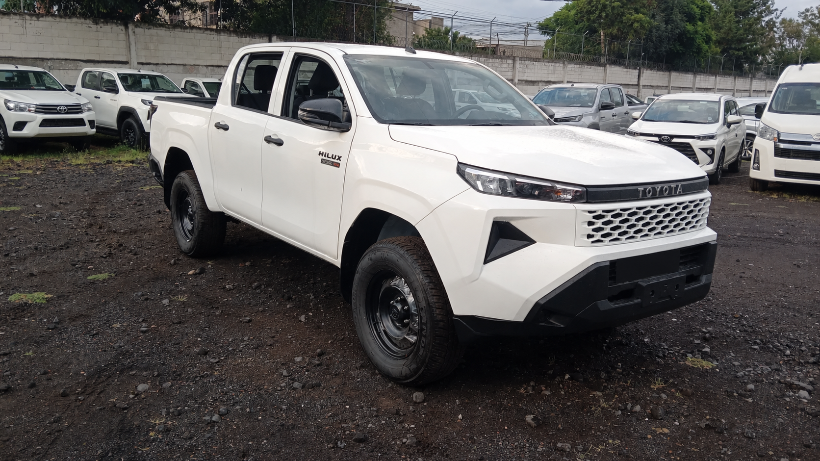 2027 Toyota Hilux Standard 4x4 2.8L Diesel Manual LHD for export from Japan