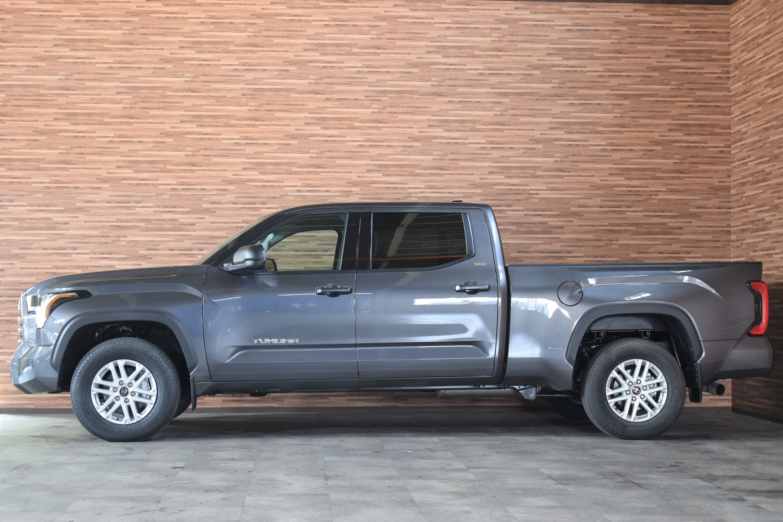 2022 US Toyota Tundra Crew Max SR5 L 4WD 3.5L Turbo Engine (Magnetic Gray) (No.J0575) for export from Japan