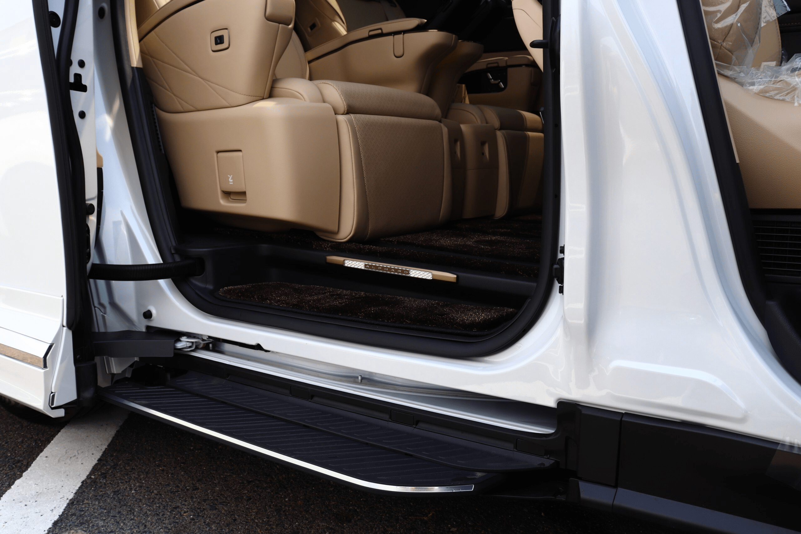 2025 Toyota Alphard Hybrid 2.5 Executive Lounge E-Four 4WD: Unmatched Luxury and Performance (No.960970) for export from Japan