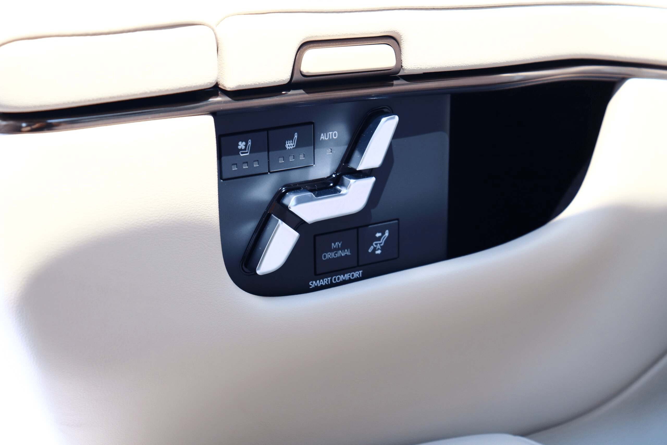 2025 Toyota Alphard Hybrid 2.5 Executive Lounge E-Four 4WD: Unmatched Luxury and Performance (No.960970) for export from Japan