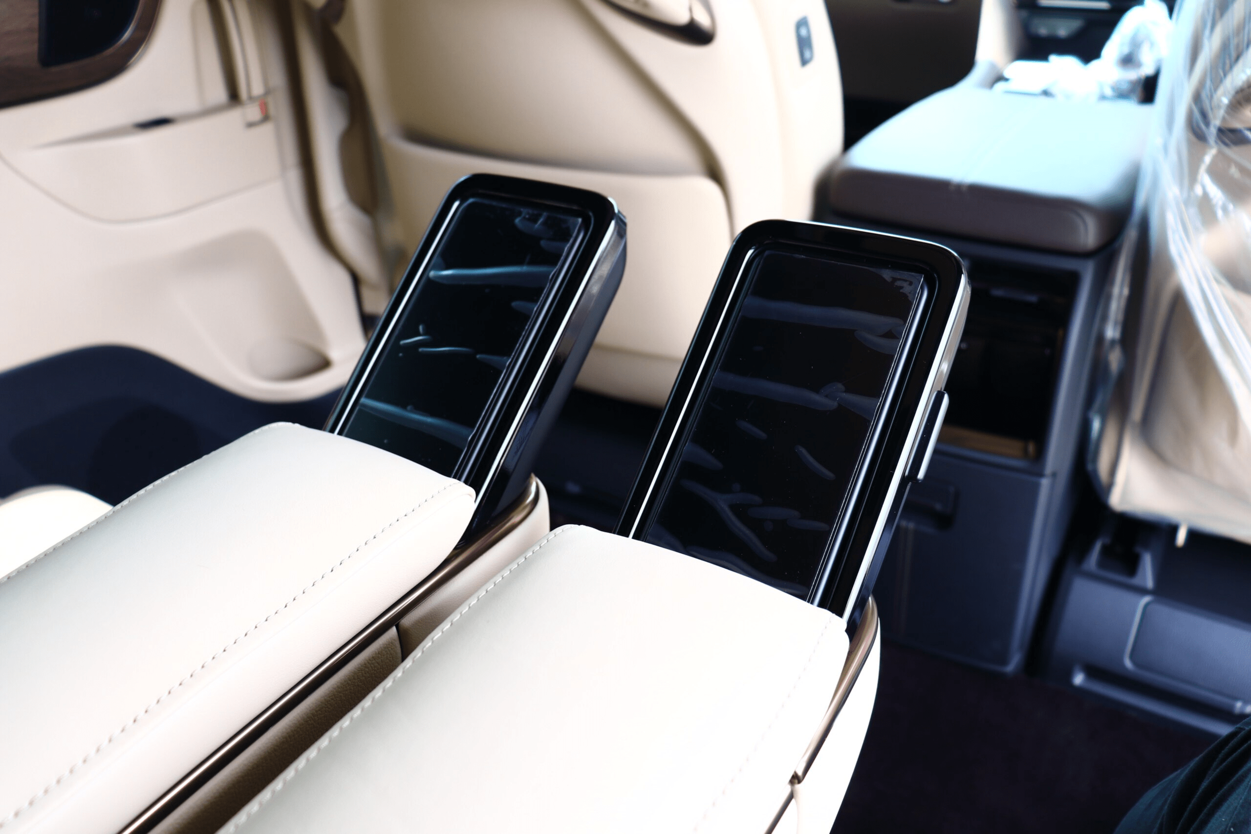 2025 Toyota Alphard Hybrid 2.5 Executive Lounge E-Four 4WD: Unmatched Luxury and Performance (No.960970) for export from Japan