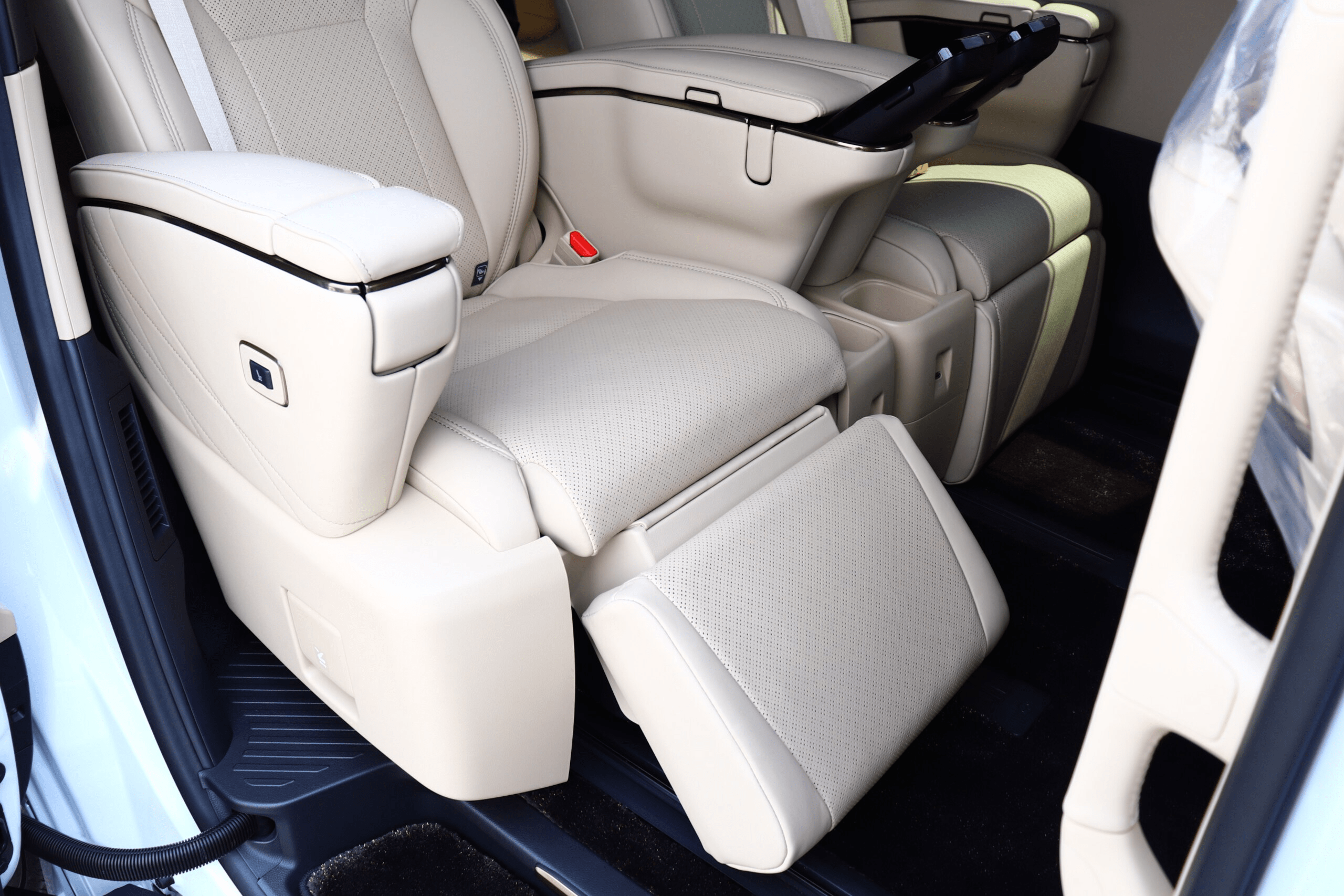 2025 Toyota Alphard Hybrid 2.5 Executive Lounge E-Four 4WD: Unmatched Luxury and Performance (No.960970) for export from Japan