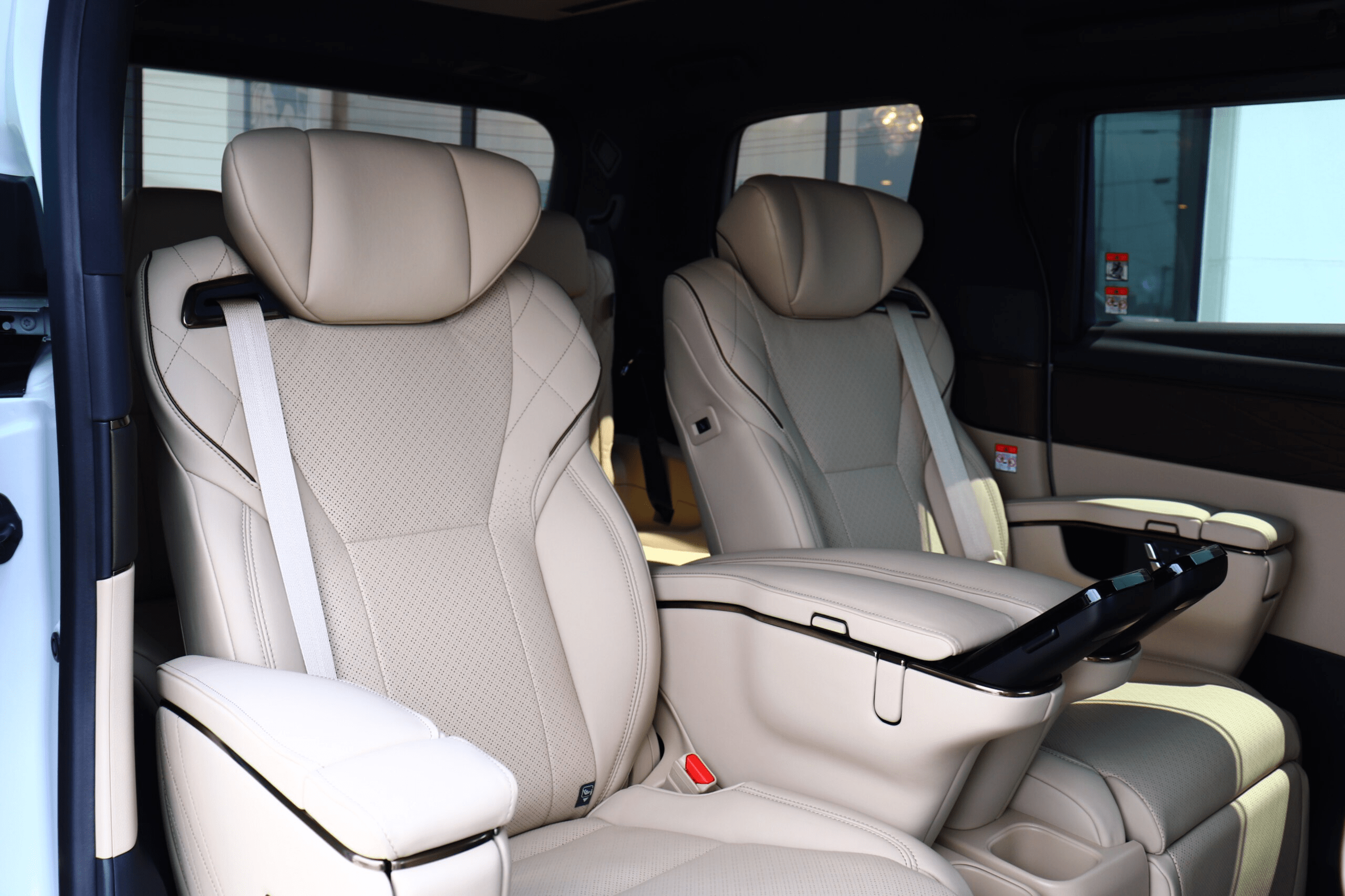 2025 Toyota Alphard Hybrid 2.5 Executive Lounge E-Four 4WD: Unmatched Luxury and Performance (No.960970) for export from Japan