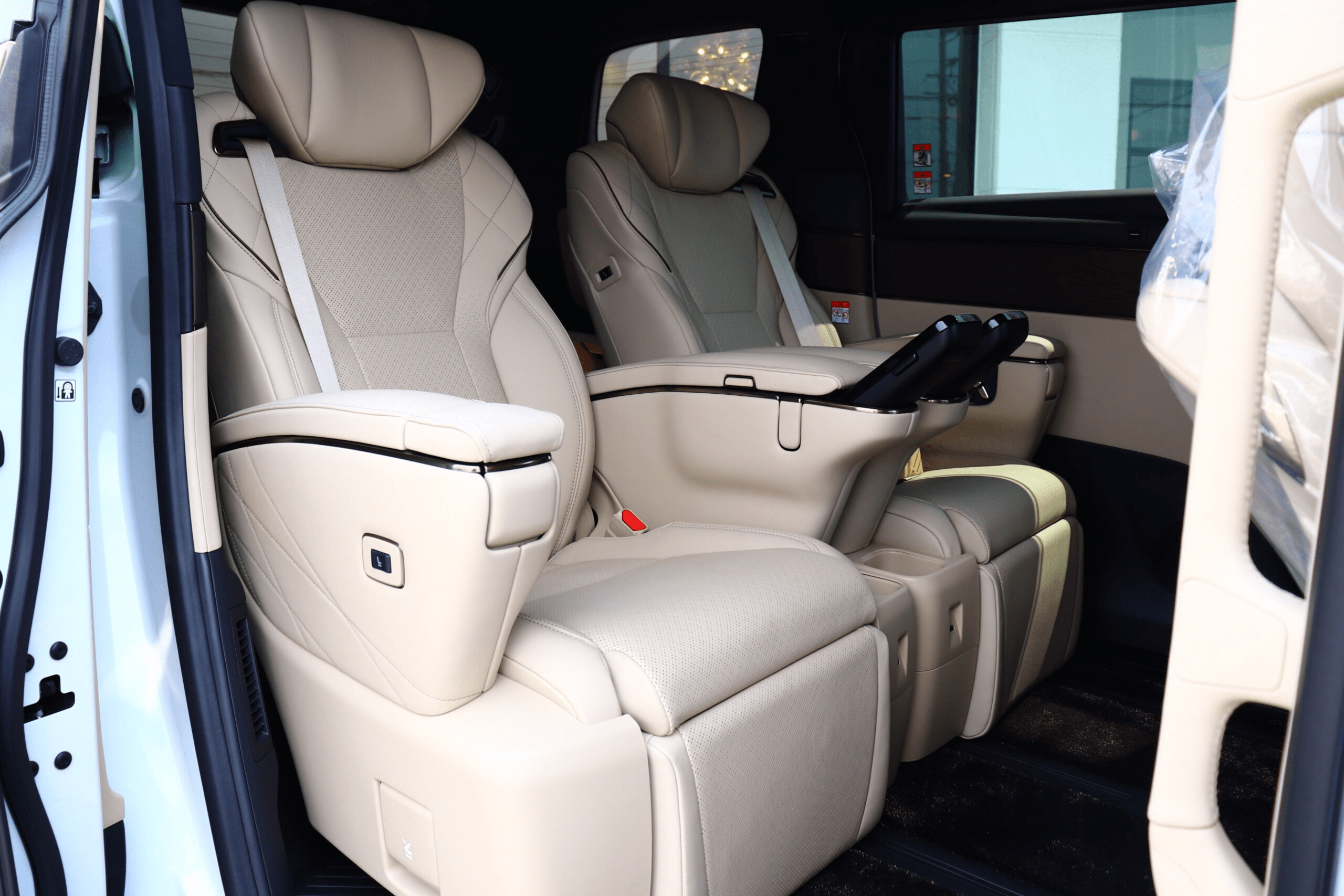 2025 Toyota Alphard Hybrid 2.5 Executive Lounge E-Four 4WD: Unmatched Luxury and Performance (No.960970) for export from Japan