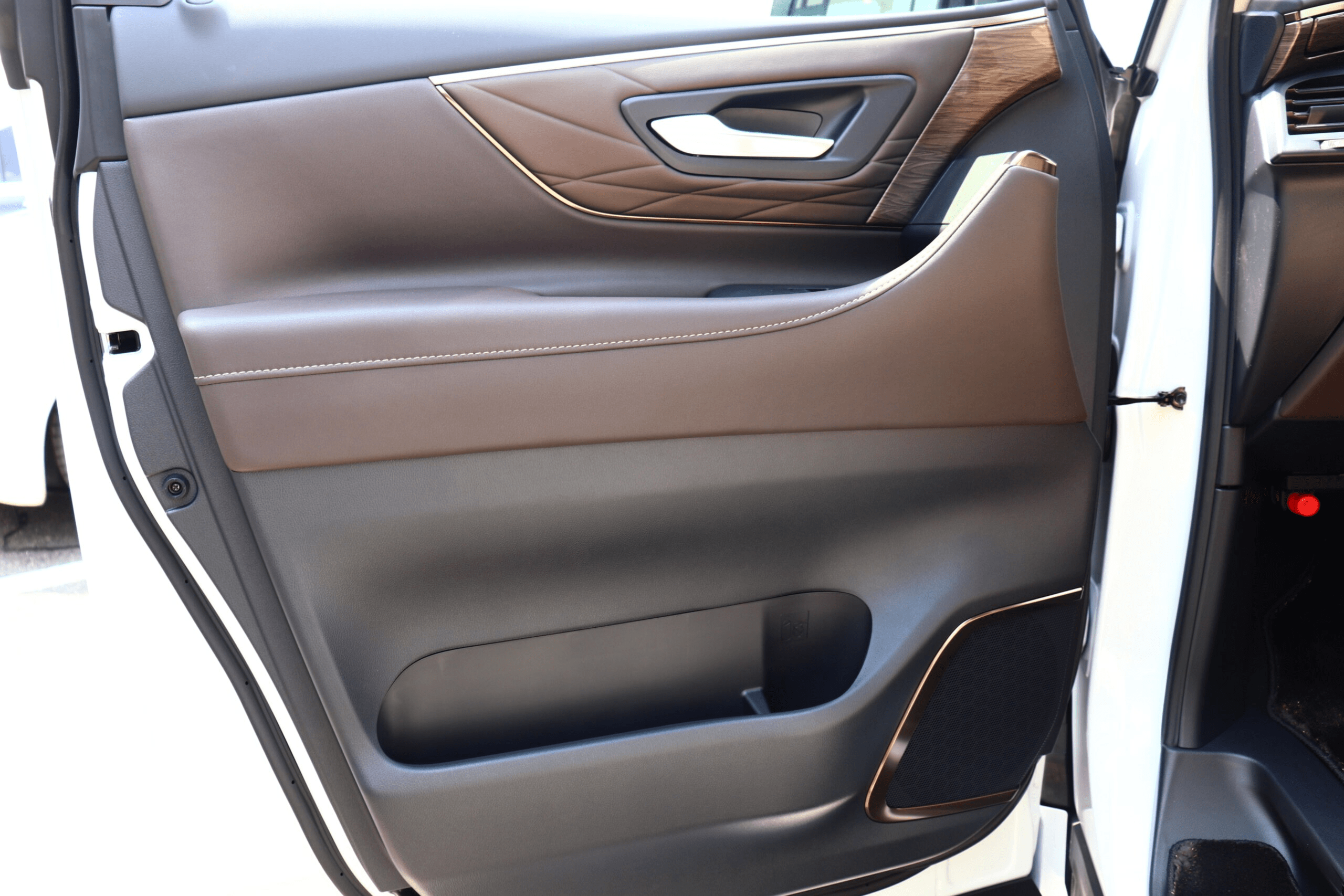 2025 Toyota Alphard Hybrid 2.5 Executive Lounge E-Four 4WD: Unmatched Luxury and Performance (No.960970) for export from Japan