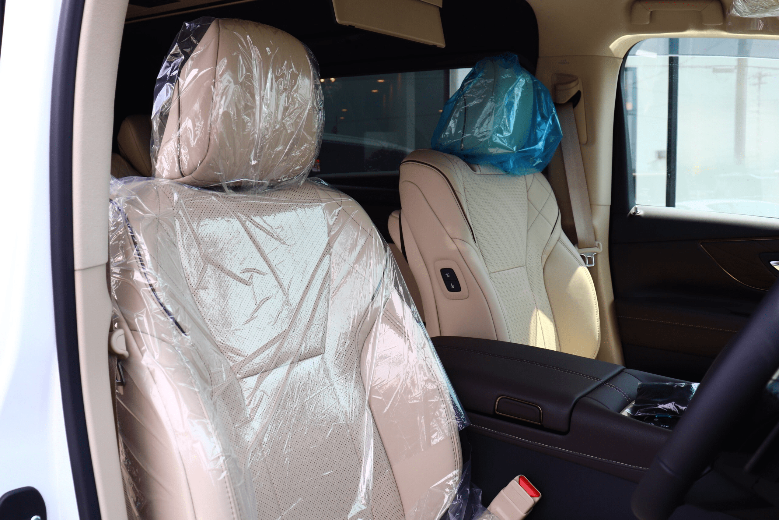 2025 Toyota Alphard Hybrid 2.5 Executive Lounge E-Four 4WD: Unmatched Luxury and Performance (No.960970) for export from Japan