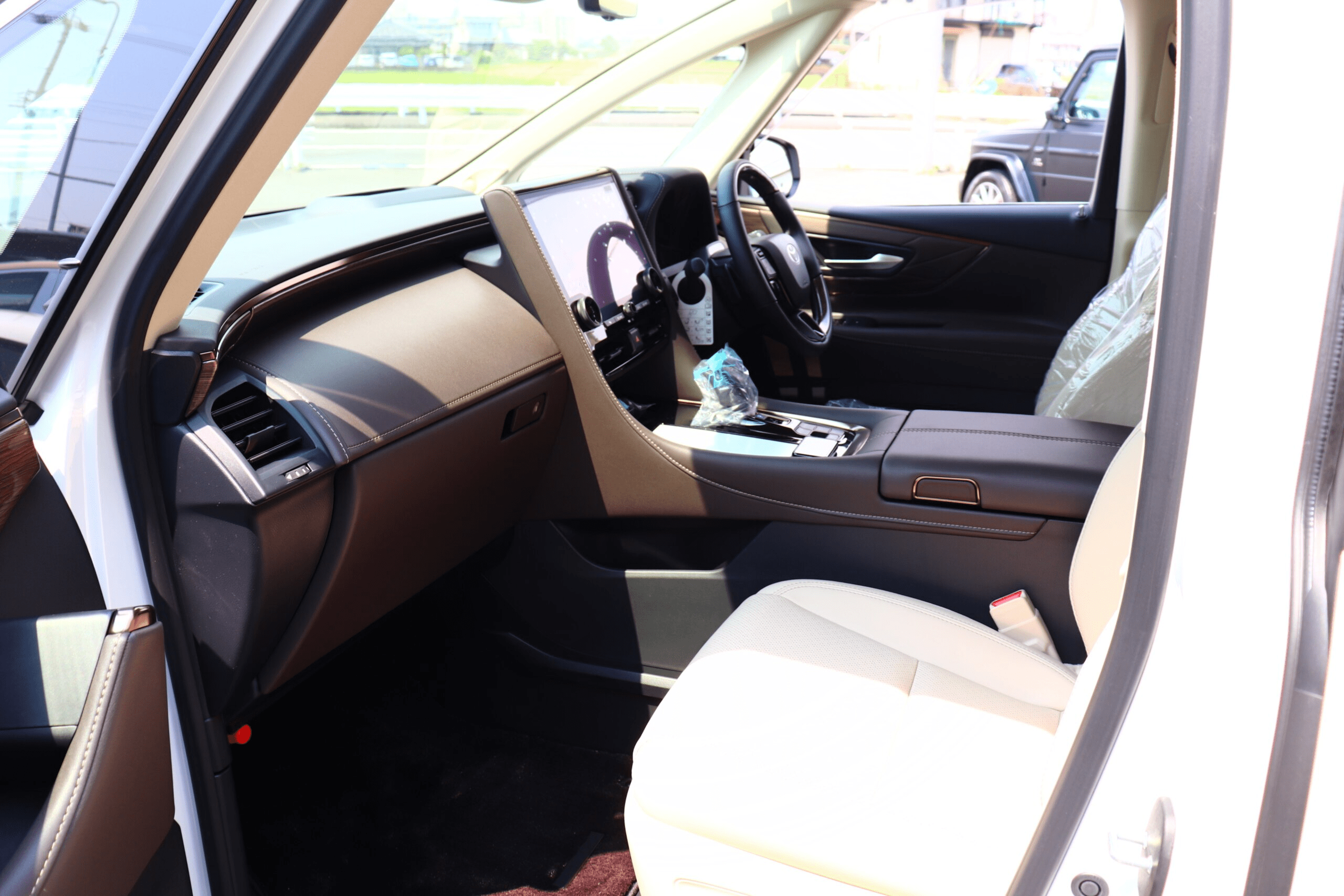 2025 Toyota Alphard Hybrid 2.5 Executive Lounge E-Four 4WD: Unmatched Luxury and Performance (No.960970) for export from Japan