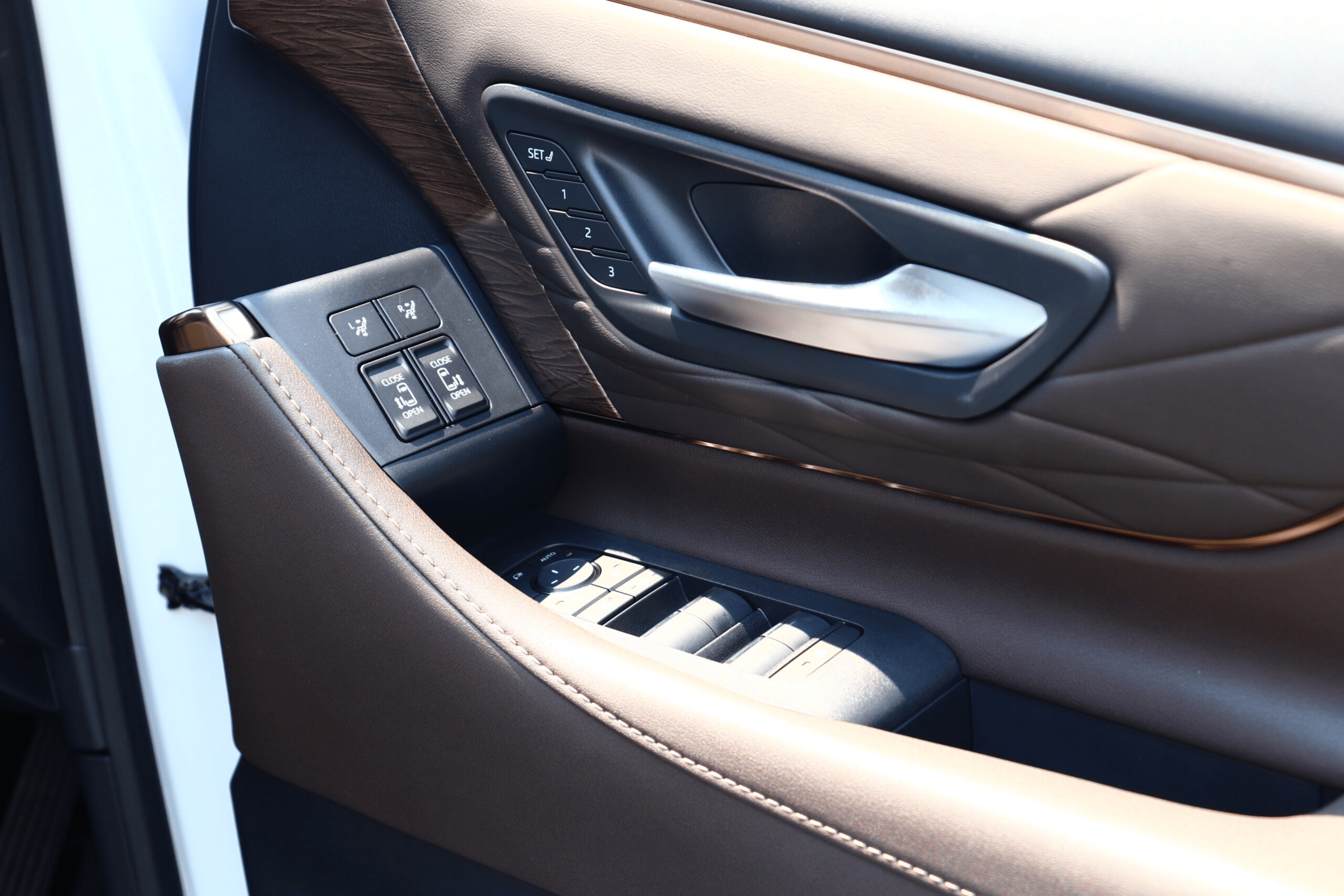 2025 Toyota Alphard Hybrid 2.5 Executive Lounge E-Four 4WD: Unmatched Luxury and Performance (No.960970) for export from Japan
