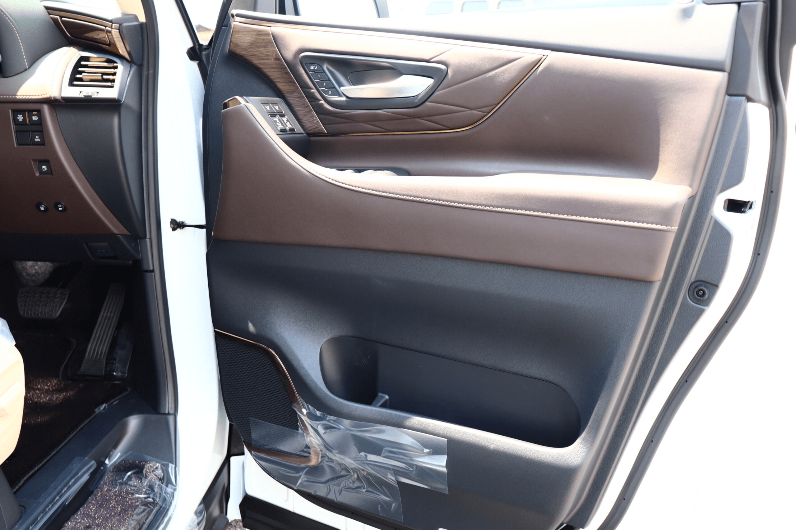 2025 Toyota Alphard Hybrid 2.5 Executive Lounge E-Four 4WD: Unmatched Luxury and Performance (No.960970) for export from Japan