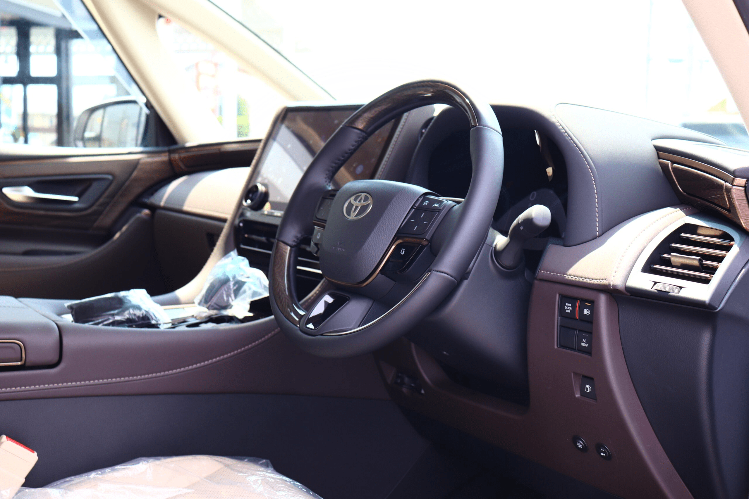 2025 Toyota Alphard Hybrid 2.5 Executive Lounge E-Four 4WD: Unmatched Luxury and Performance (No.960970) for export from Japan