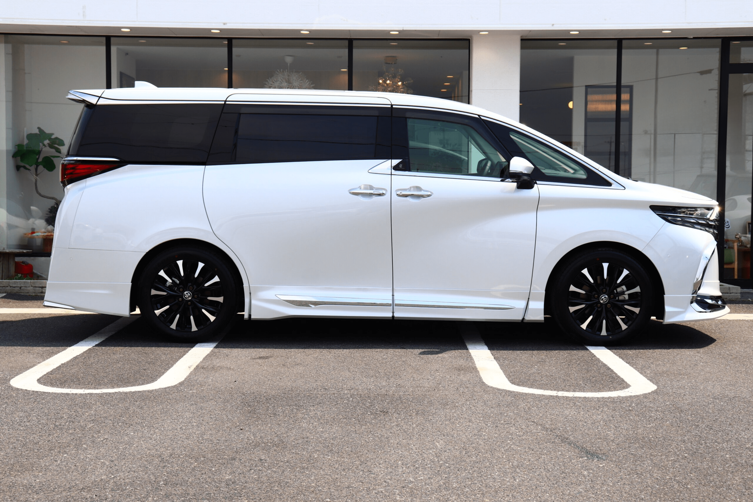 2025 Toyota Alphard Hybrid 2.5 Executive Lounge E-Four 4WD: Unmatched Luxury and Performance (No.960970) for export from Japan