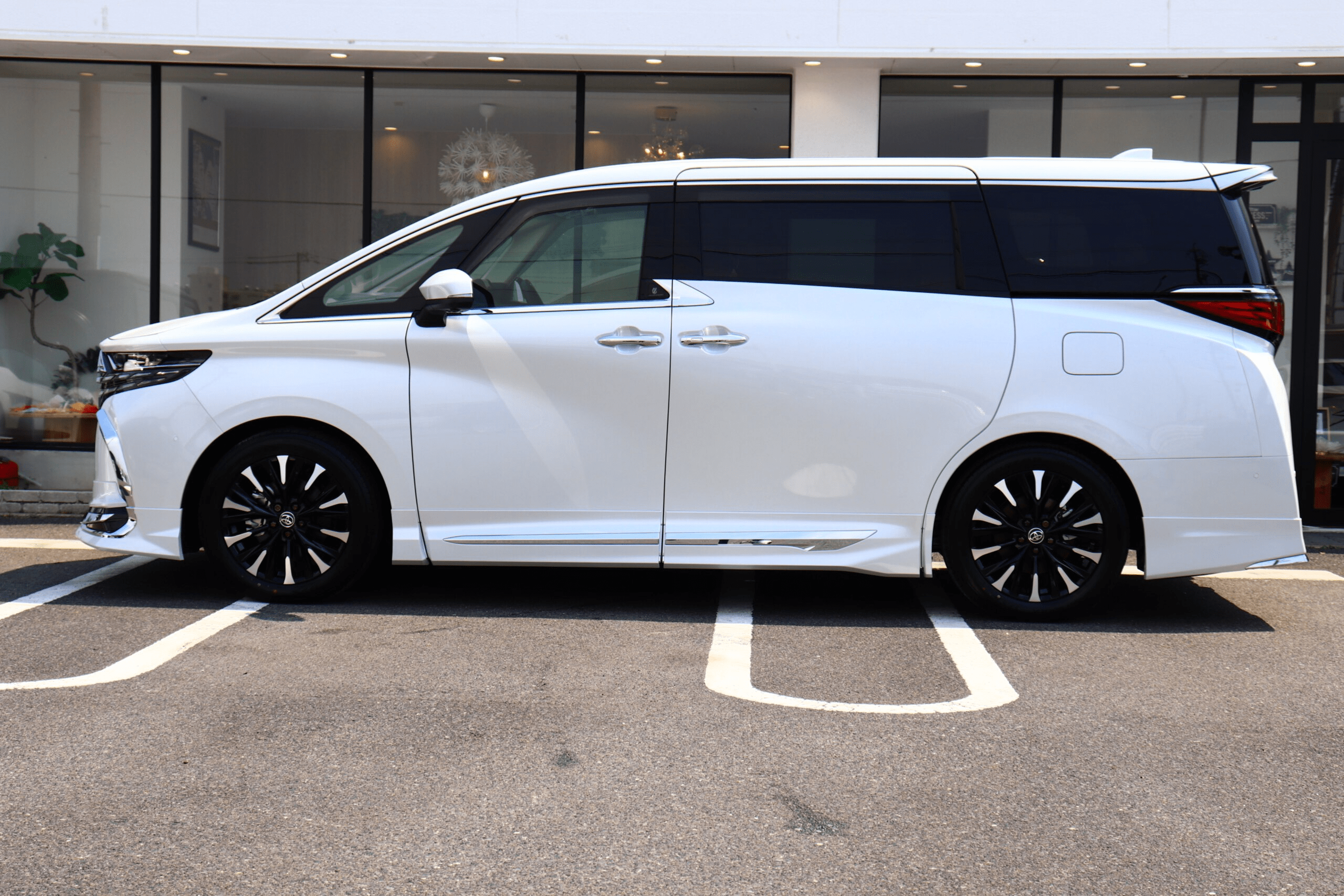2025 Toyota Alphard Hybrid 2.5 Executive Lounge E-Four 4WD: Unmatched Luxury and Performance (No.960970) for export from Japan