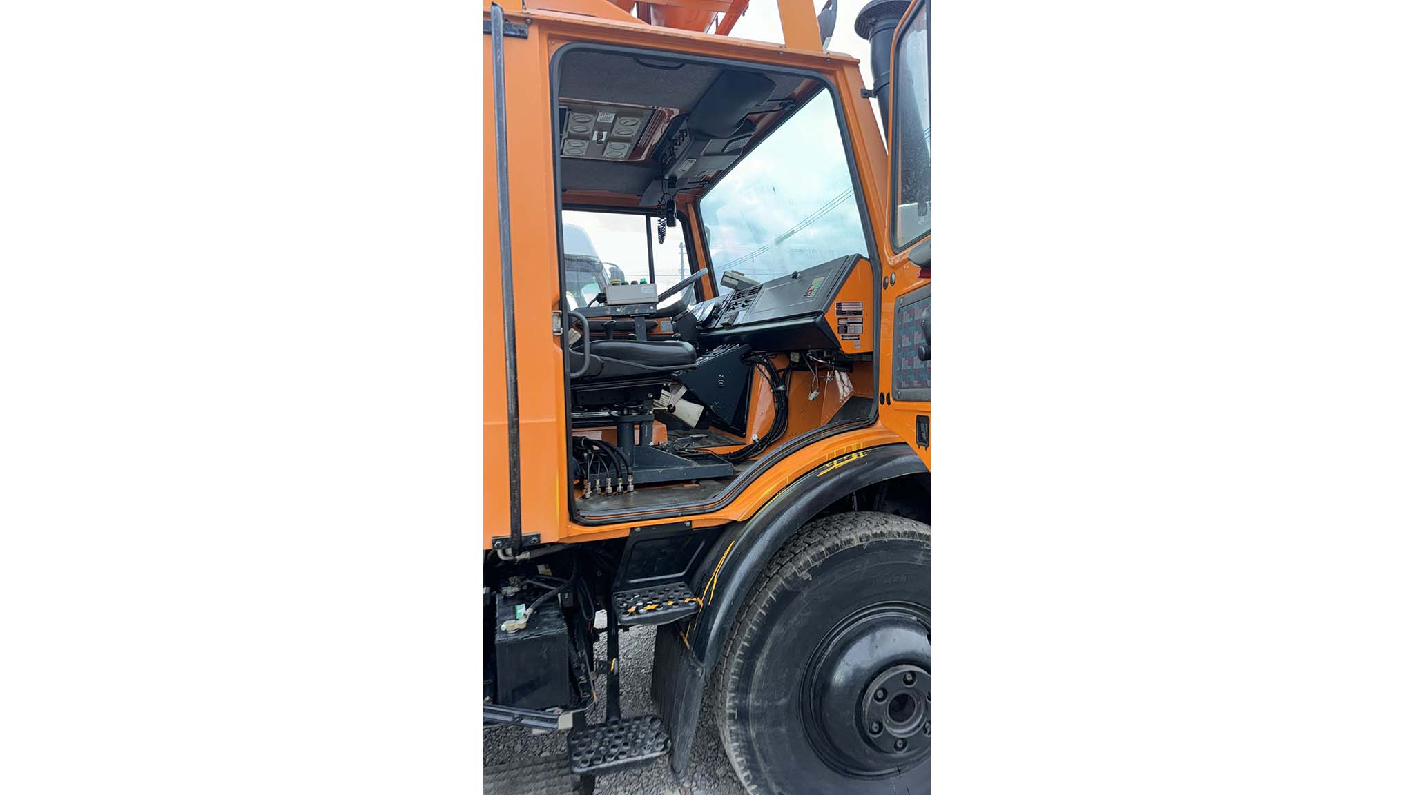 Mercedes Unimog U1450 – Square Cab, Long Wheel Base, Capable of Railway Repair & Operations(No.J1012)
