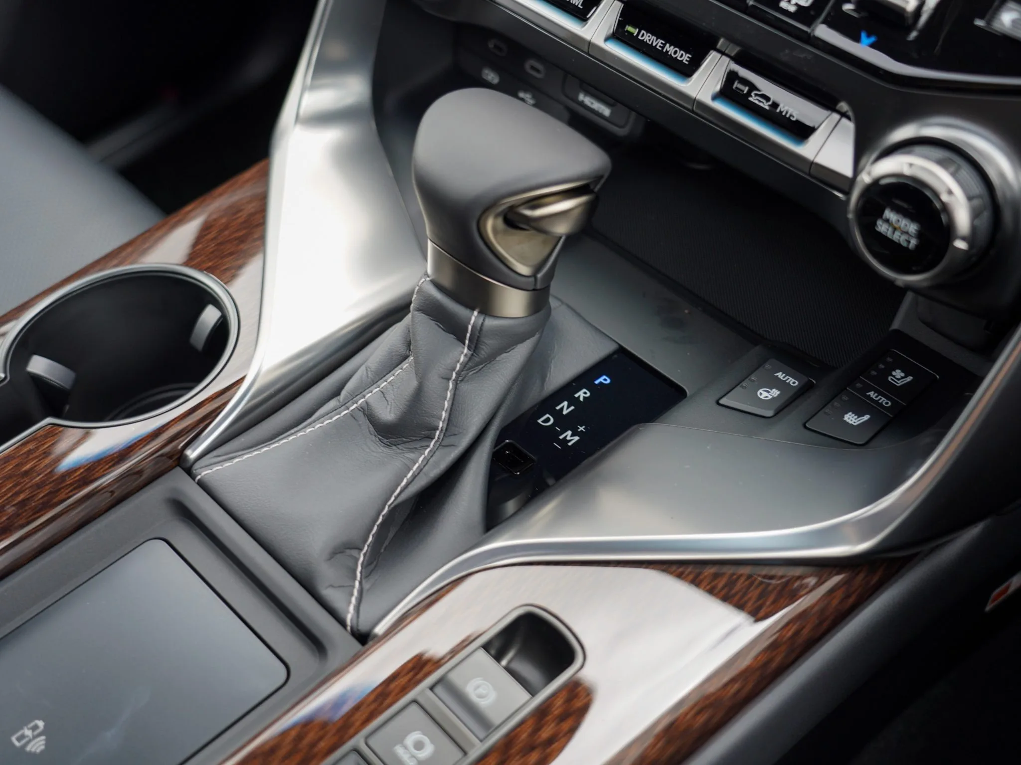 2025 Lexus LX 500d Limited 3.3DT 10AT 4WD 7 Seater Diesel for export from Japan