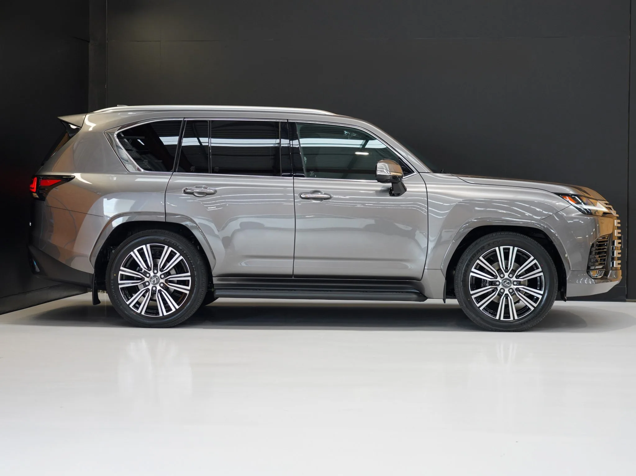 2025 Lexus LX 500d Limited 3.3DT 10AT 4WD 7 Seater Diesel for export from Japan