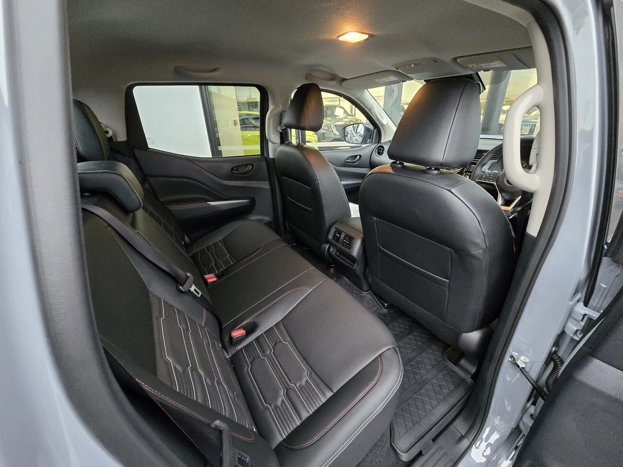 2025 Nissan Navara PRO-4X 2.3D 4WD – 7-Speed Automatic for export from Japan