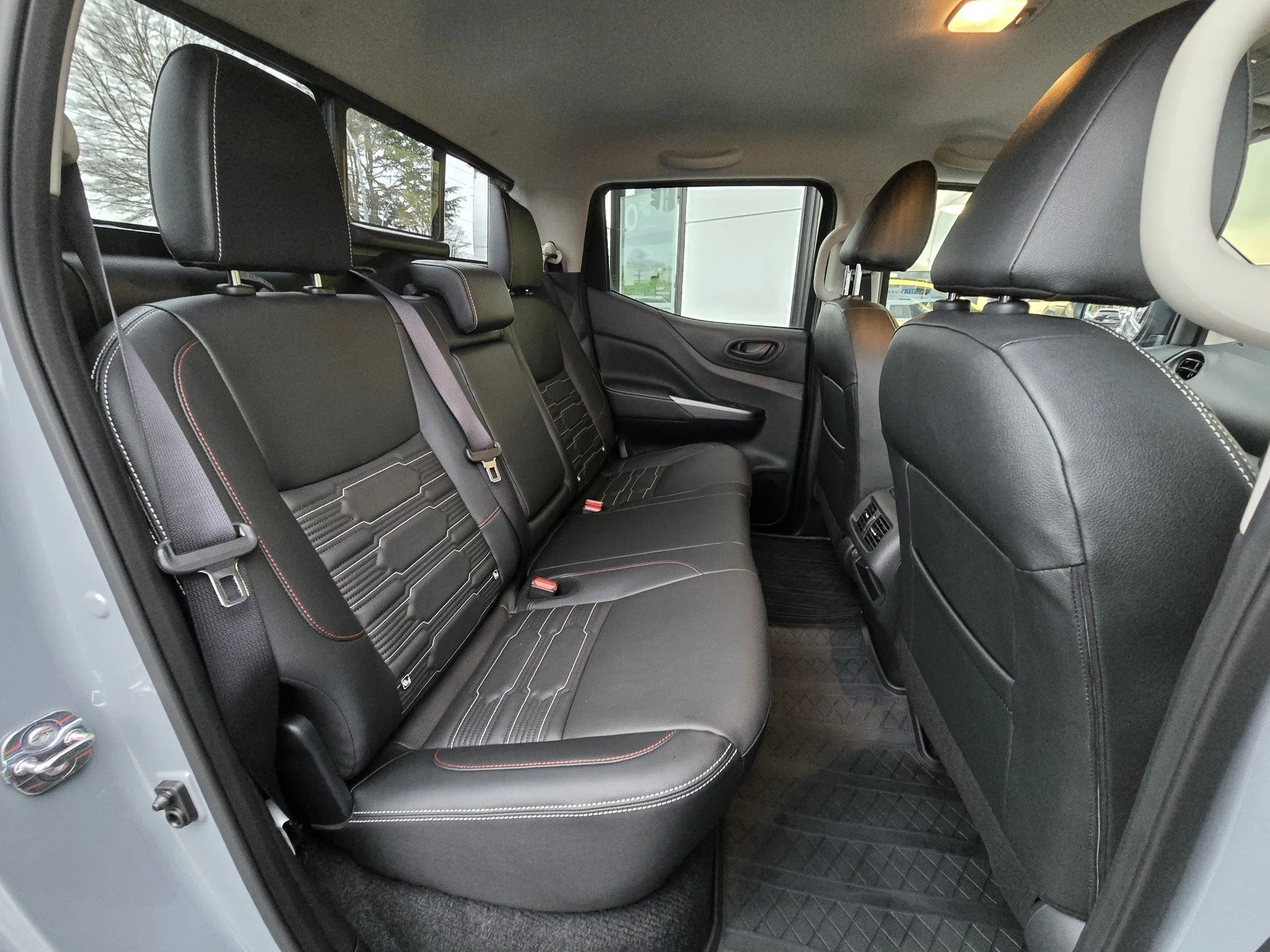 2025 Nissan Navara PRO-4X 2.3D 4WD – 7-Speed Automatic for export from Japan