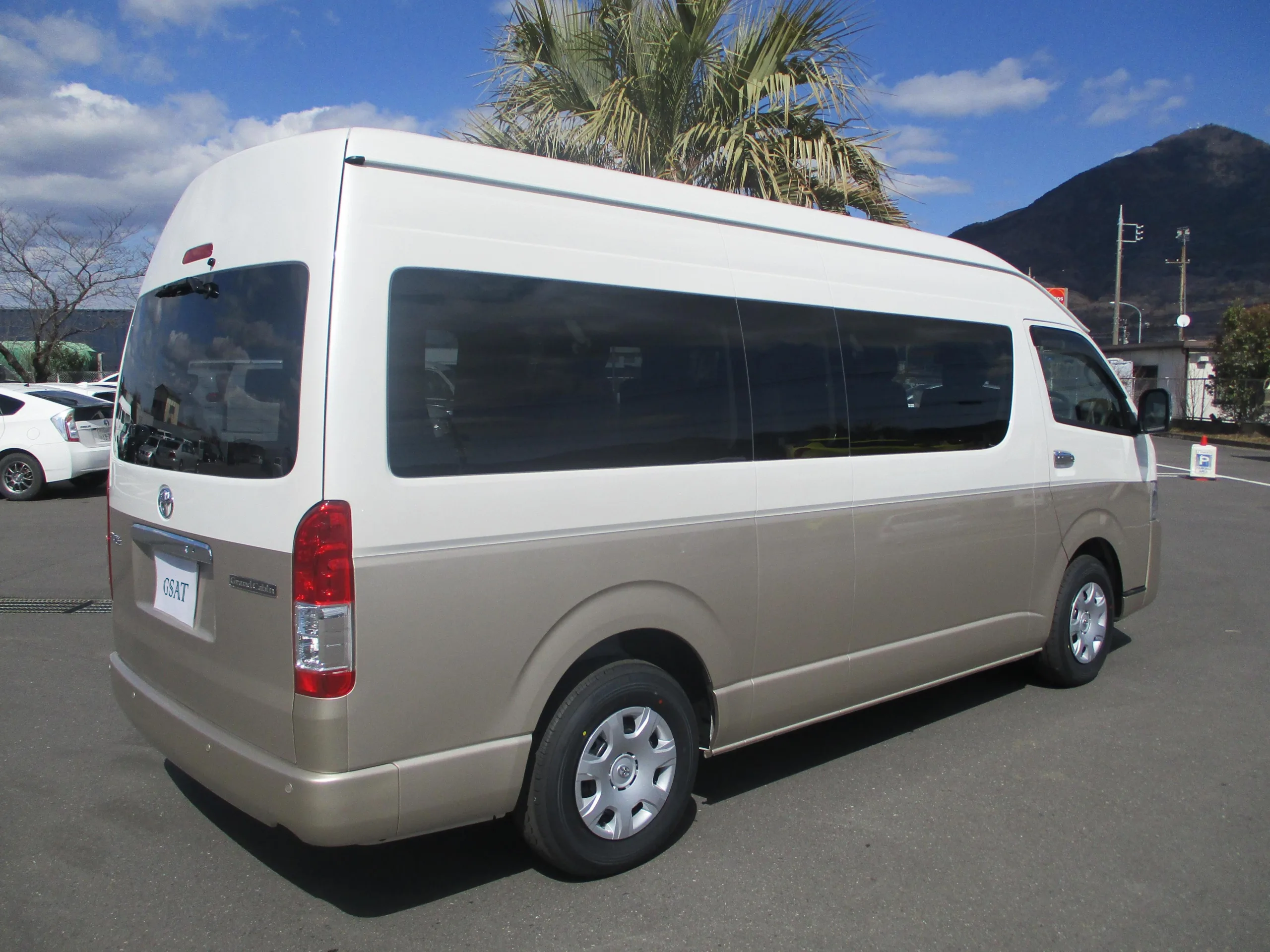 2025 Toyota Hiace 2.7 Grand Cabin 10 Seates for export from Japan