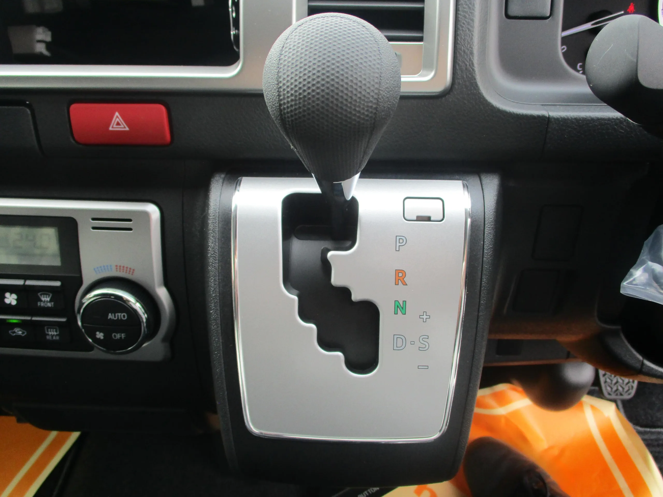 2025 Toyota Hiace 2.7 Grand Cabin 10 Seates for export from Japan
