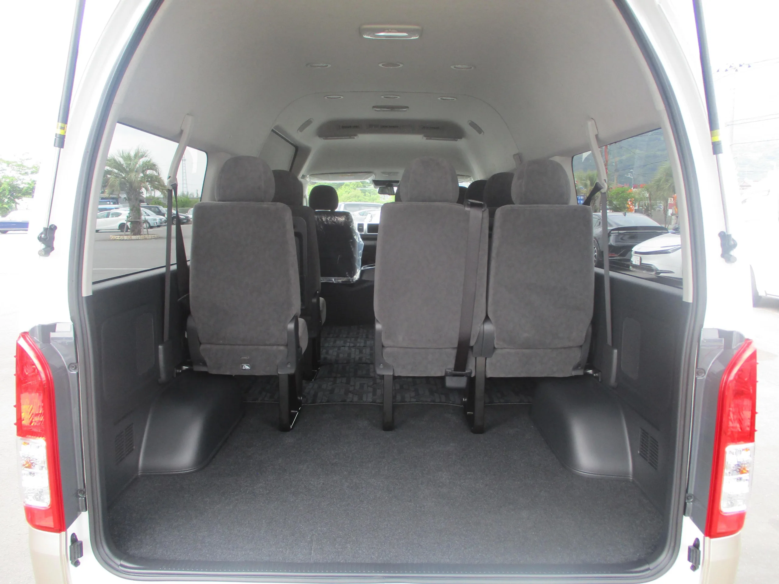 2025 Toyota Hiace 2.7 Grand Cabin 10 Seates for export from Japan