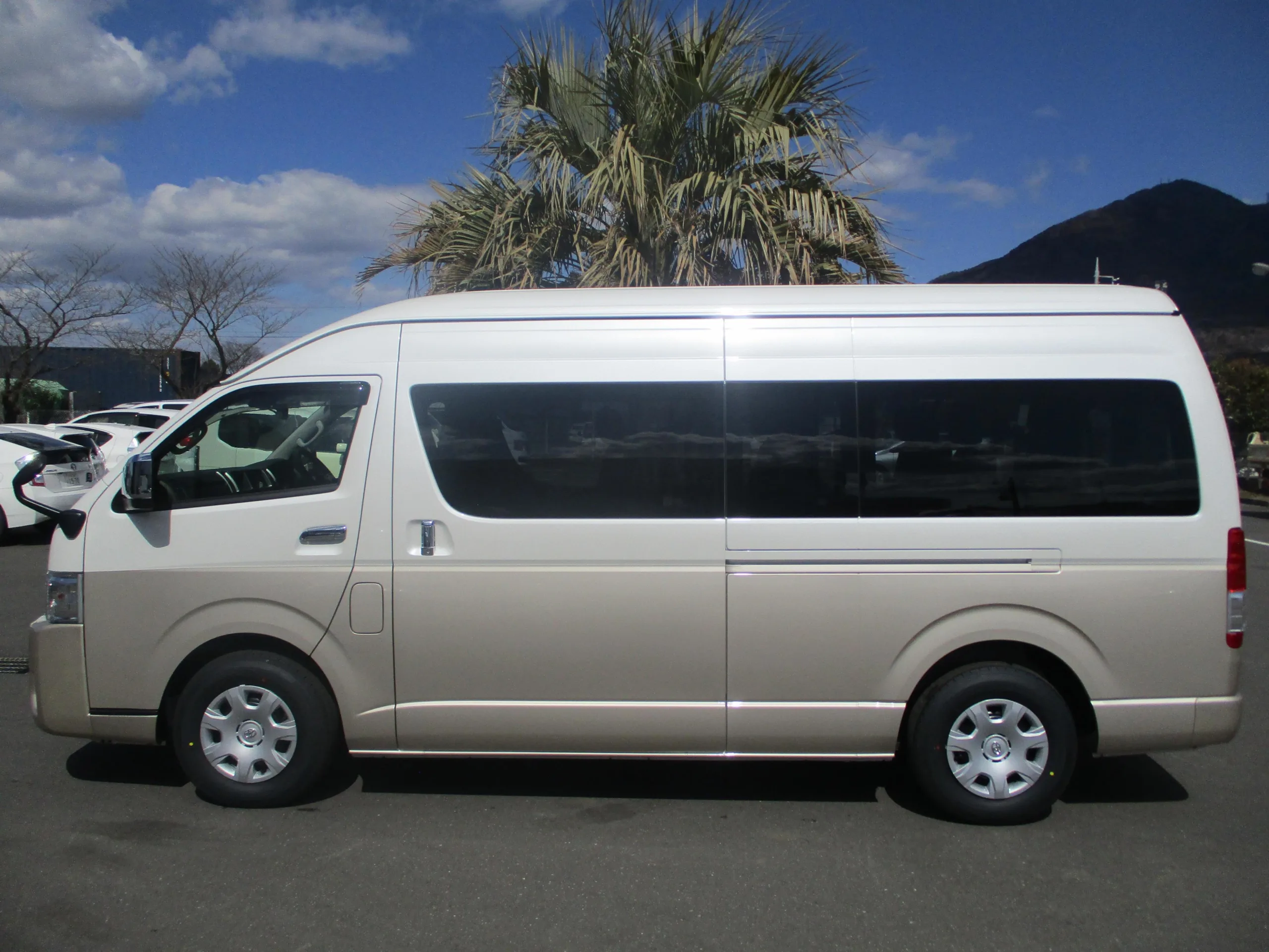 2025 Toyota Hiace 2.7 Grand Cabin 10 Seates for export from Japan