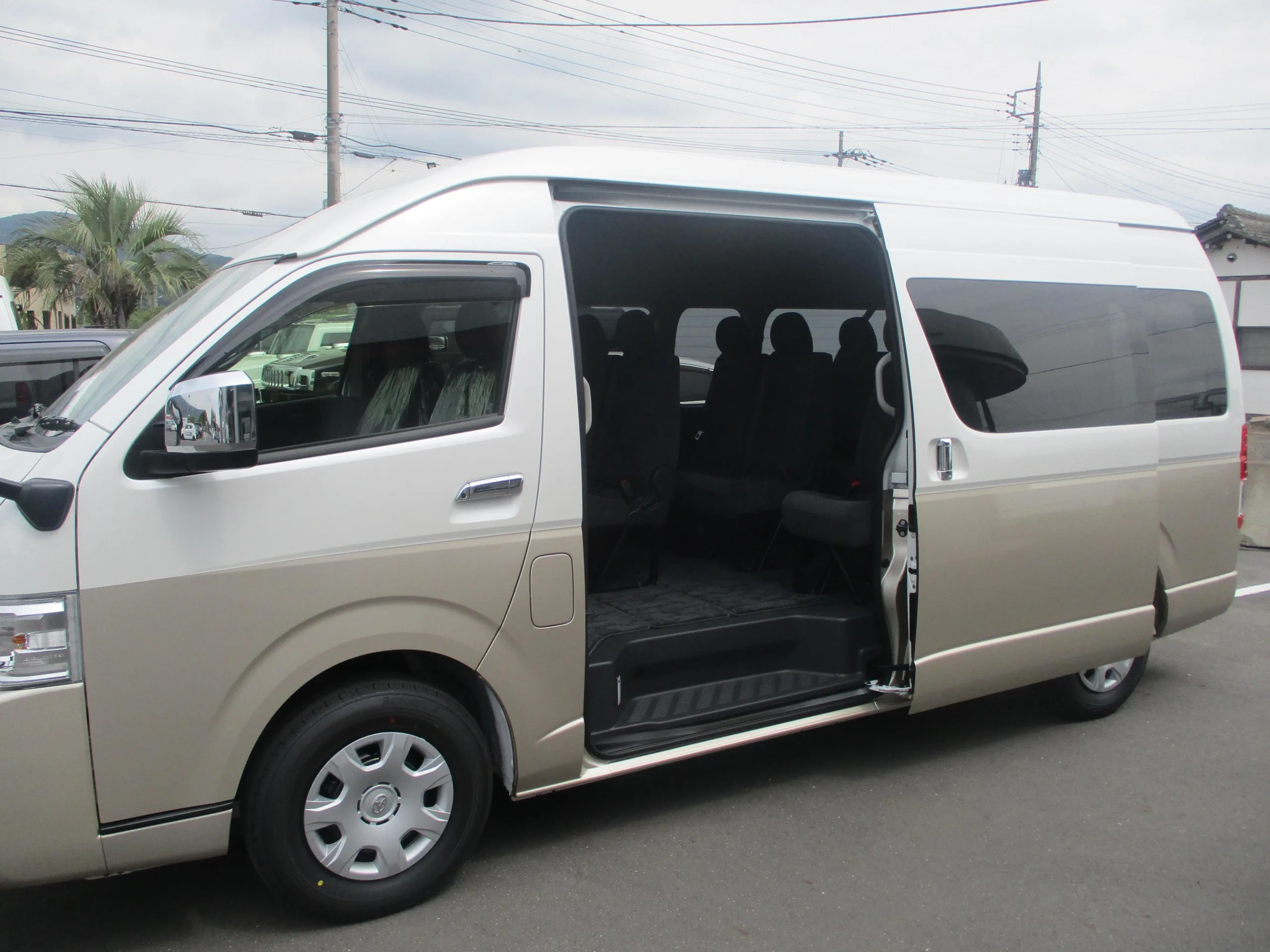 2025 Toyota Hiace 2.7 Grand Cabin 10 Seates for export from Japan