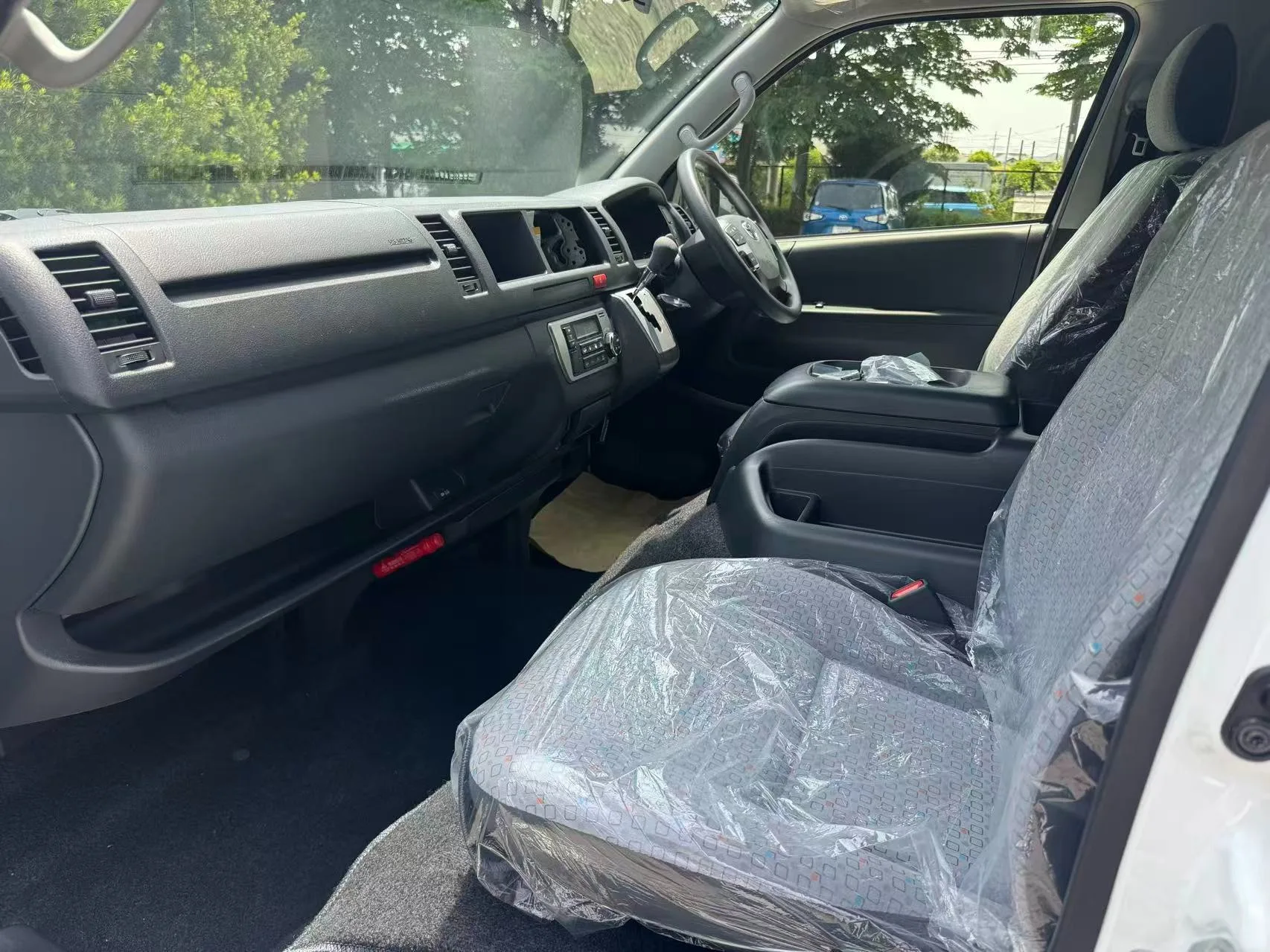 2025 Toyota Hiace Commuter – 2.8 GL Diesel Turbo for export from Japan