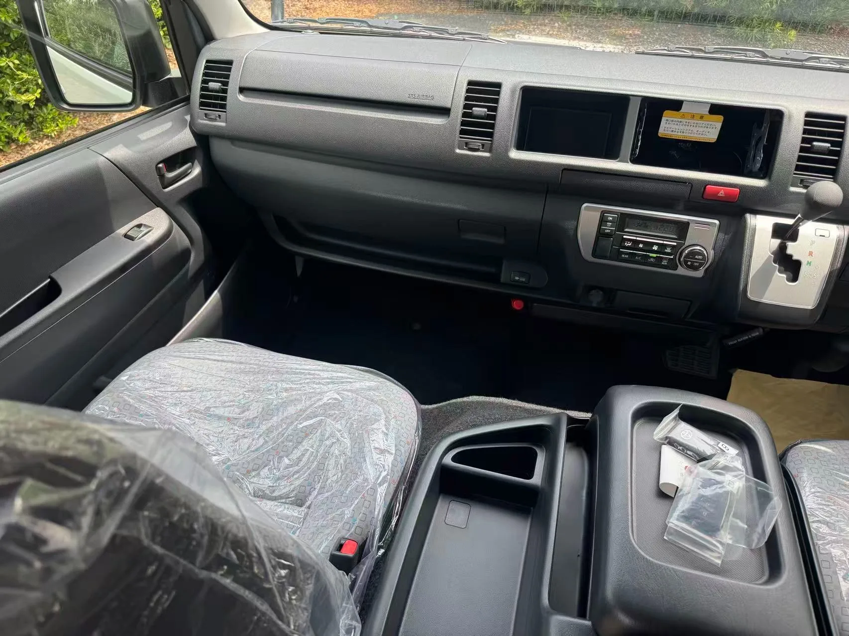 2025 Toyota Hiace Commuter – 2.8 GL Diesel Turbo for export from Japan