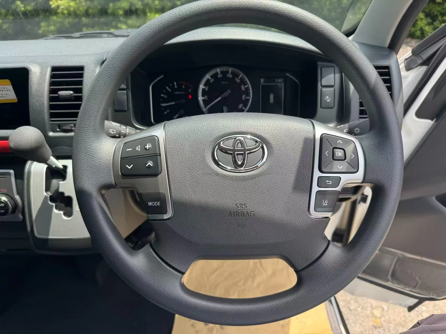 2025 Toyota Hiace Commuter – 2.8 GL Diesel Turbo for export from Japan